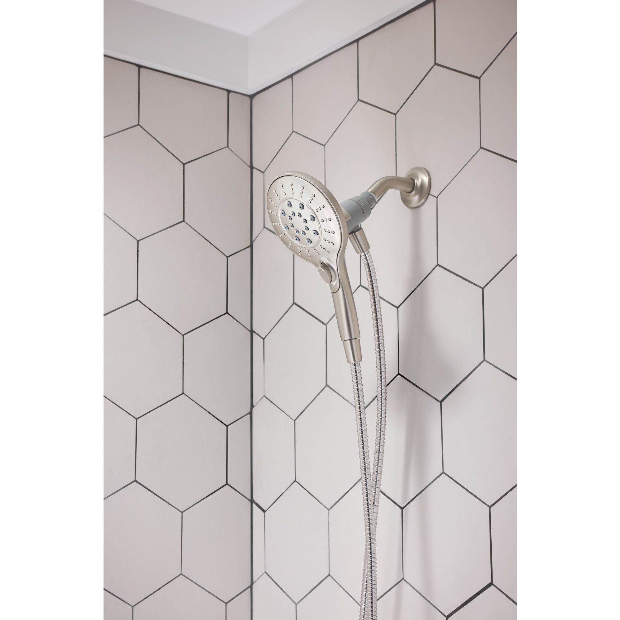 Grifo para bañera y ducha multifunción en níquel cepillado resistente a las manchas de Moen (válvula no incluida) Se vende por separado 26115SRN