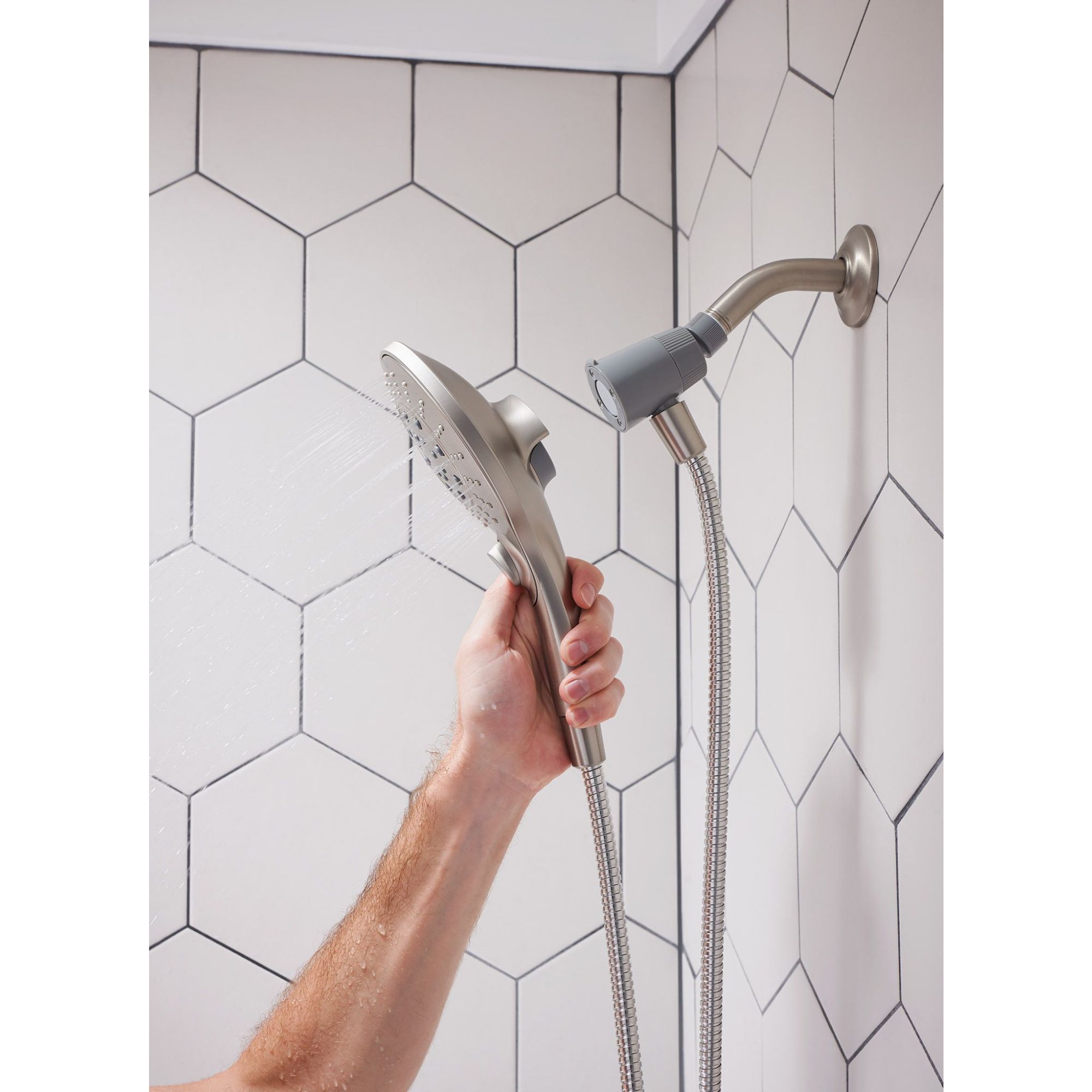 Grifo para bañera y ducha multifunción en níquel cepillado resistente a las manchas de Moen (válvula no incluida) Se vende por separado 26115SRN