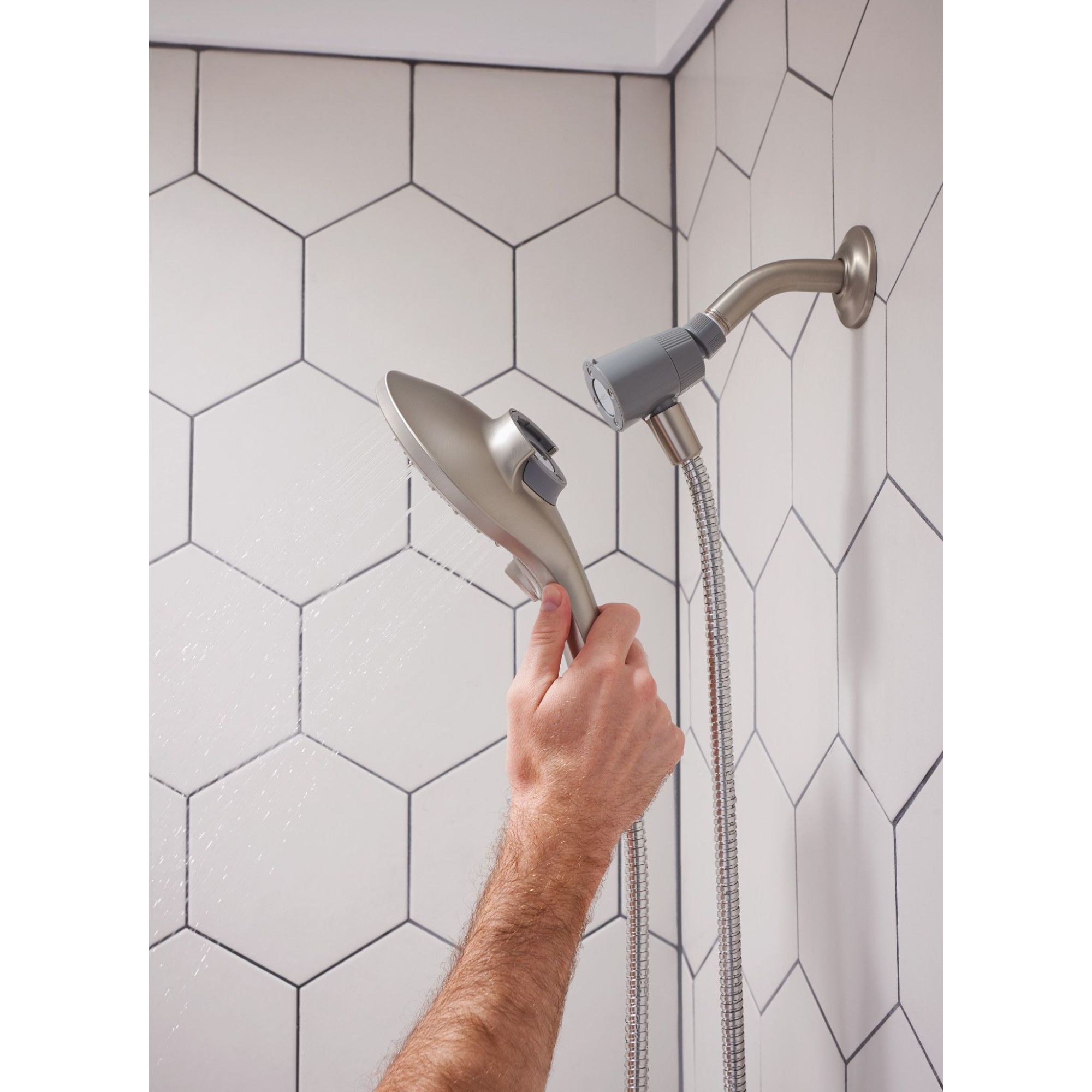 Grifo para bañera y ducha multifunción en níquel cepillado resistente a las manchas de Moen (válvula no incluida) Se vende por separado 26115SRN