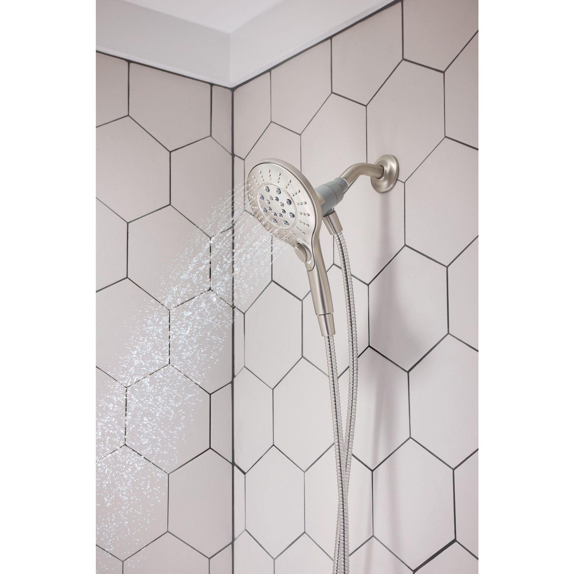 Grifo para bañera y ducha multifunción en níquel cepillado resistente a las manchas de Moen (válvula no incluida) Se vende por separado 26115SRN