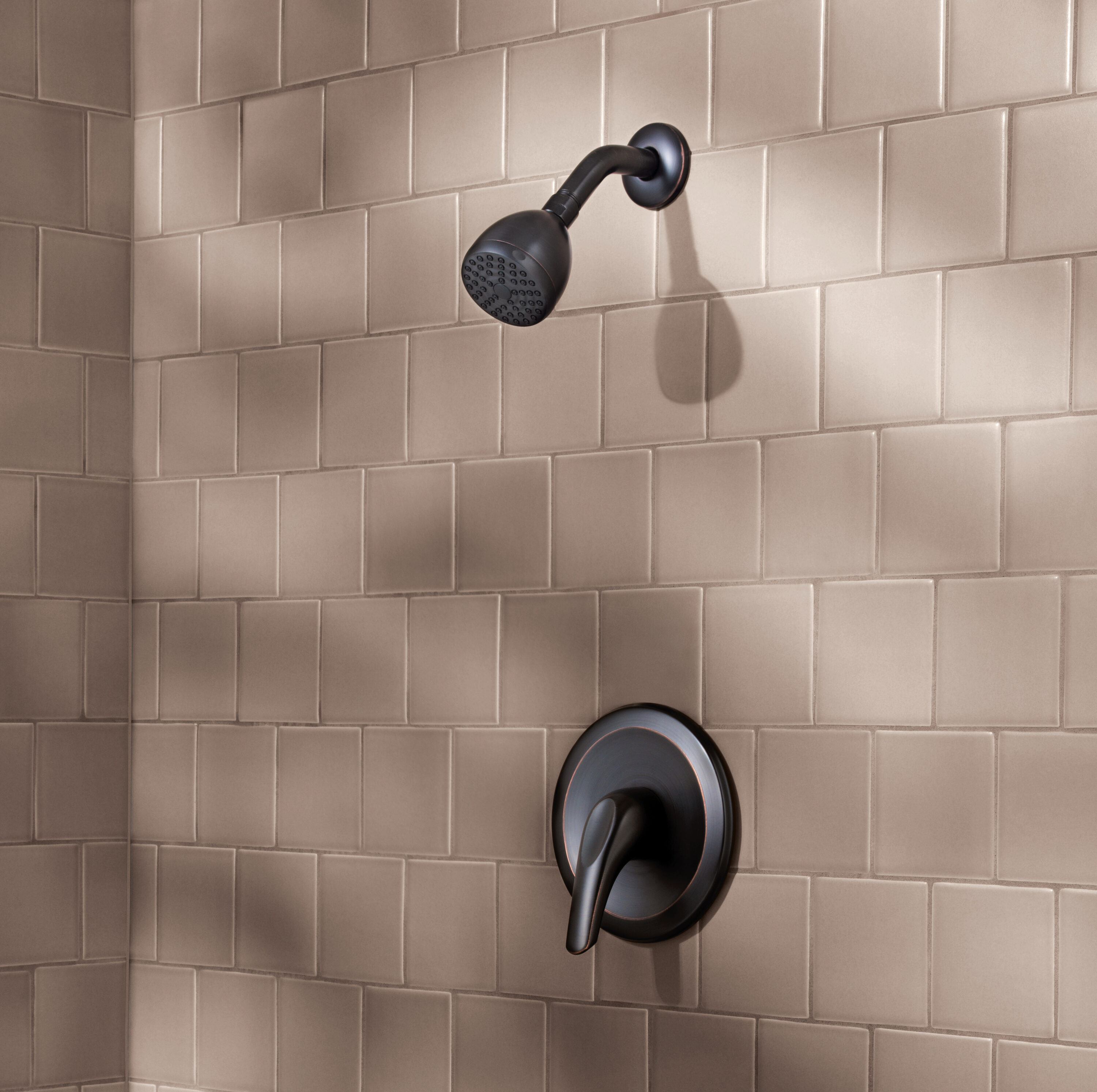 Serie Pfirst de Pfister en Bronce Toscano con 1 mango y función única para regadera redonda de 2.6 pulgadas LG89-020Y.