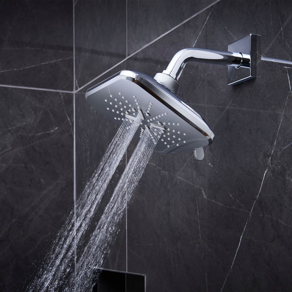 Grifería de Ducha Cuadrada de 6.5 Pulgadas con Funciones Múltiples en Níquel Cepillado (se vende por separado) GROHE 26797EN0