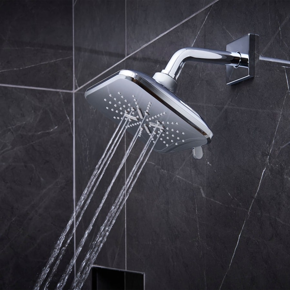 Regadera cuadrada de 6.5 pulgadas con función múltiple, acabado cepillado Cool Sunrise de GROHE. Se vende por separado.