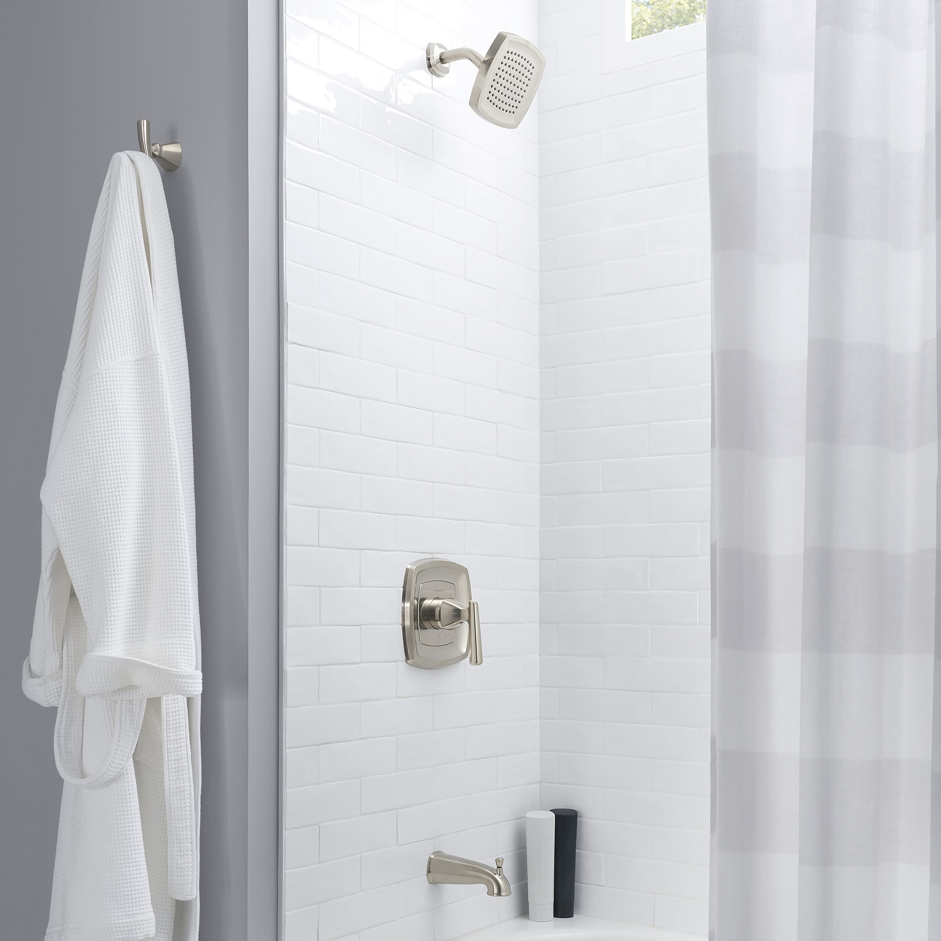 Mezcladora para Ducha de 1 Manija en Níquel Cepillado Edgemere de American Standard, se vende por separado.