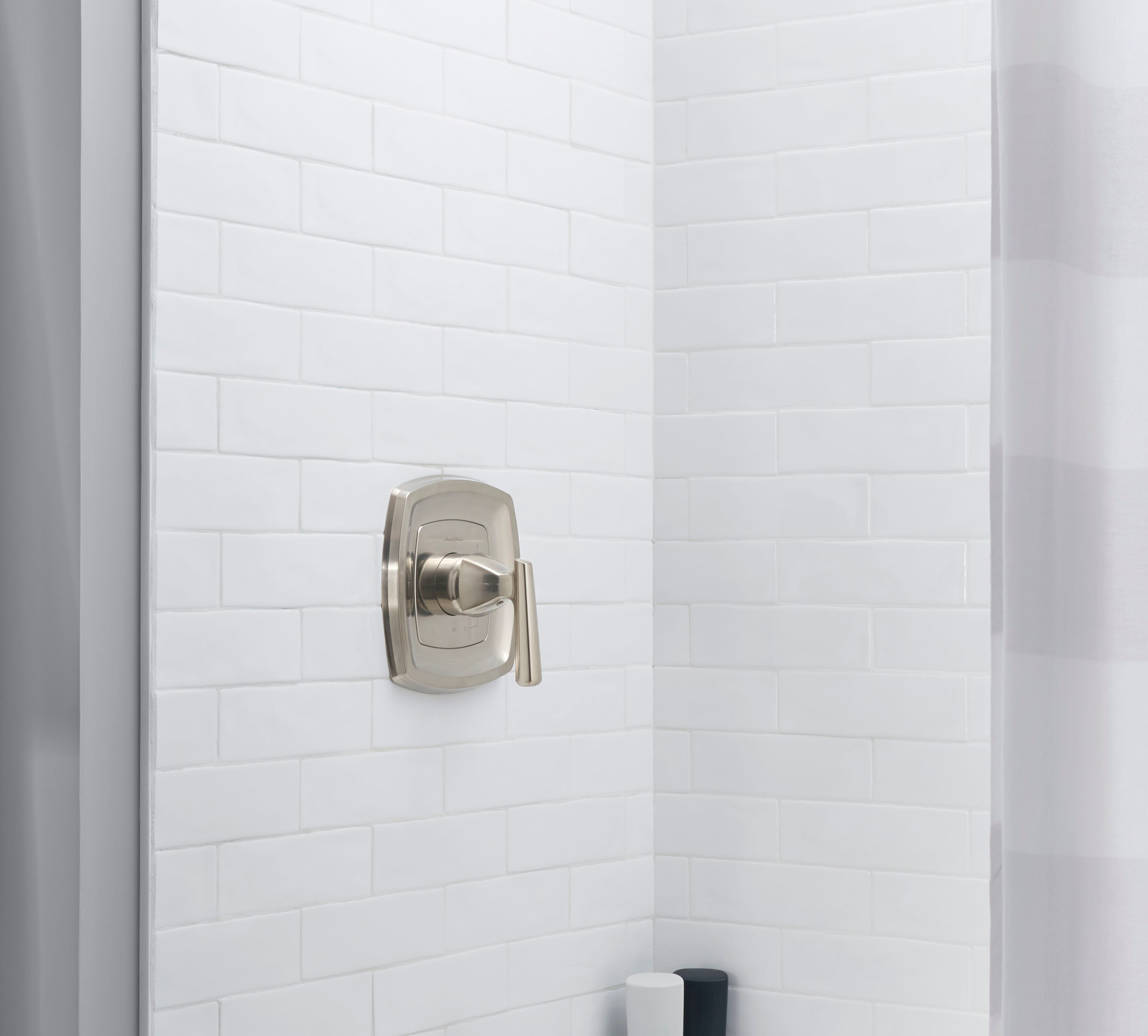 Mezcladora para Ducha de 1 Manija en Níquel Cepillado Edgemere de American Standard, se vende por separado.