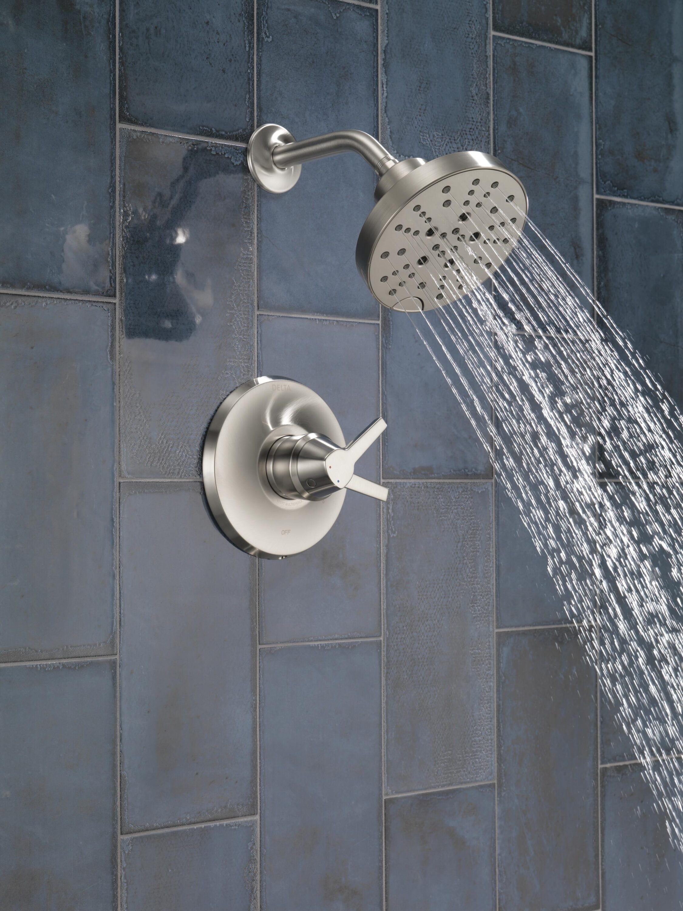 Grifo de ducha redondo de acero inoxidable con recubrimiento Lumicoat de Delta con 2 manijas y funciones múltiples de 6 pulgadas