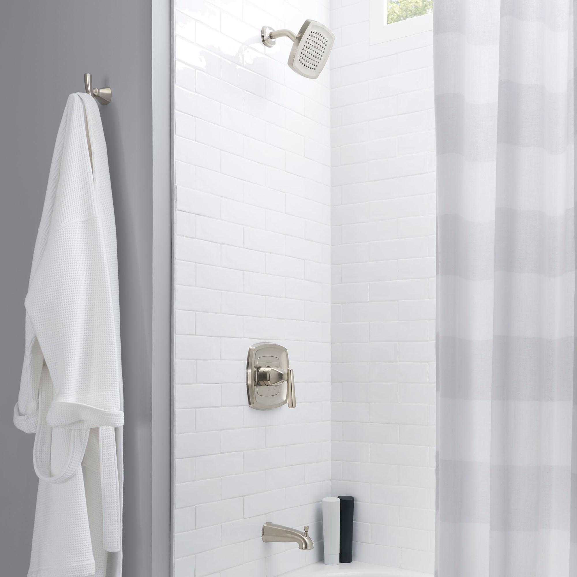 Grifo de ducha redondo de 5.75 pulgadas de función única con 1 mango en níquel cepillado Edgemere de American Standard.