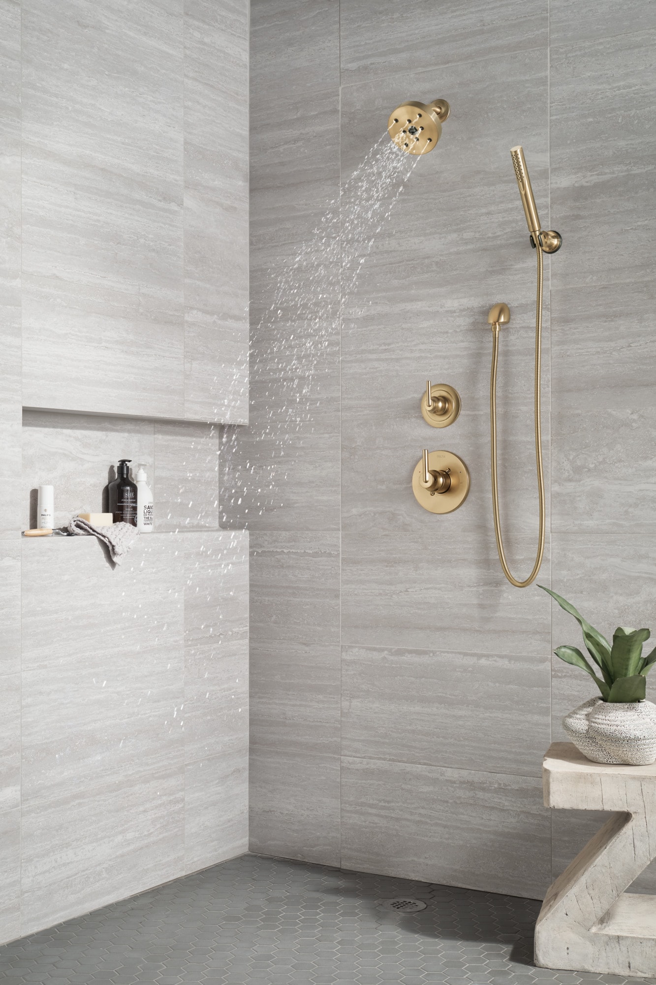 Grifo de ducha redondo de 5.4 pulgadas con acabado Champagne Bronze de un solo mango y función única de Delta Trinsic T14259-CZ