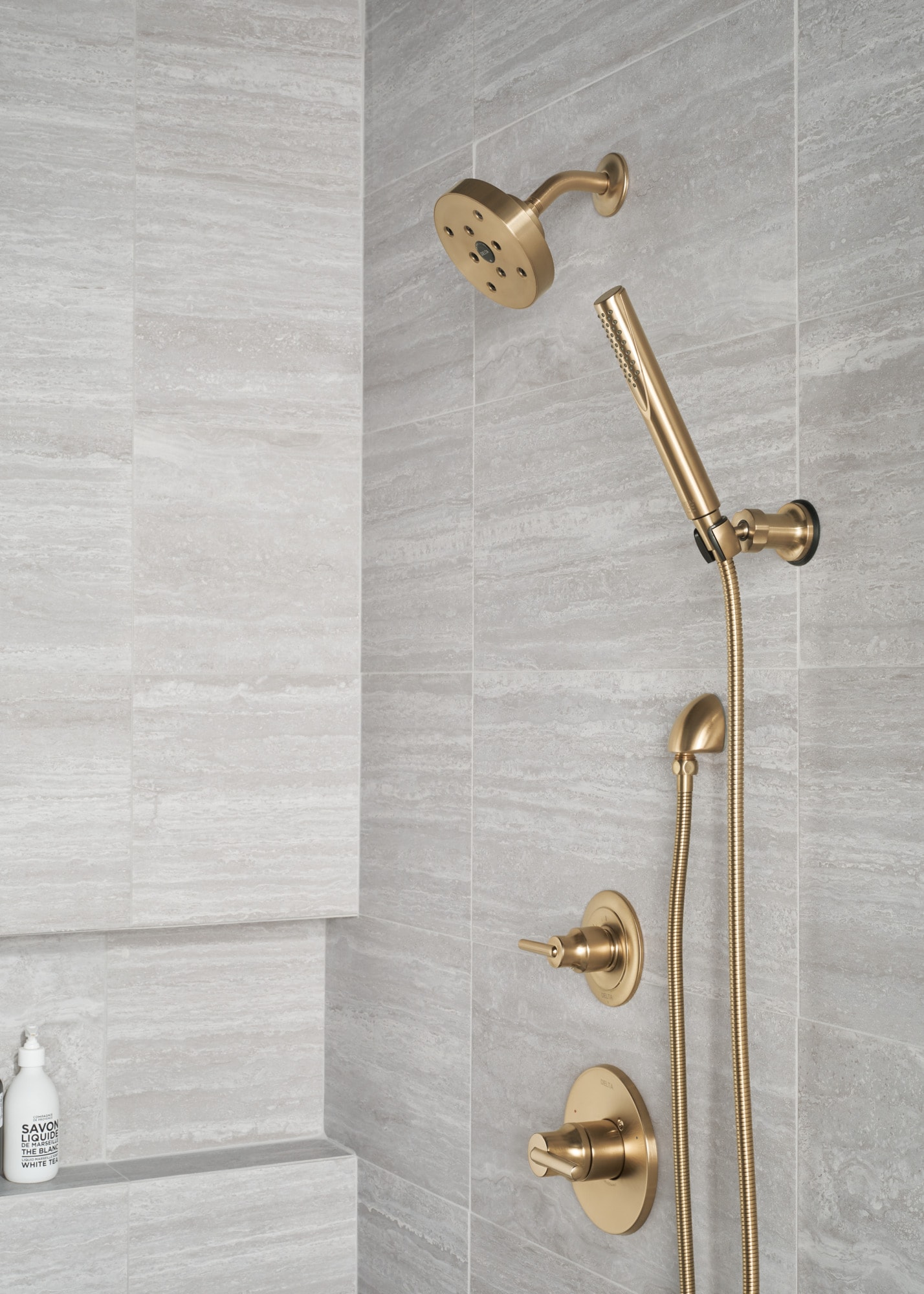 Grifo de ducha redondo de 5.4 pulgadas con acabado Champagne Bronze de un solo mango y función única de Delta Trinsic T14259-CZ