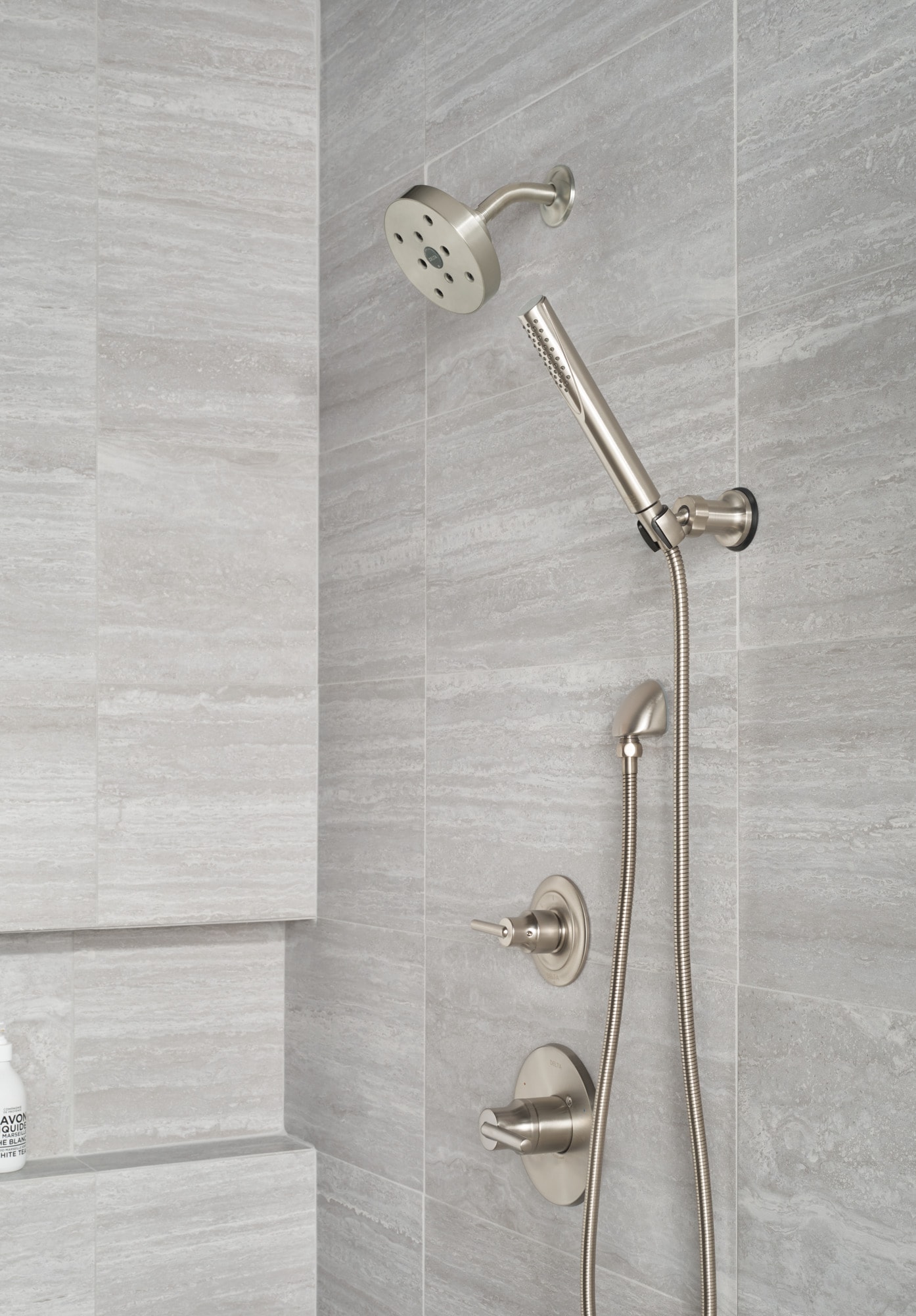 Grifo de ducha redondo de acero inoxidable con manija única y función única de 5.4 pulgadas, marca Delta Trinsic
