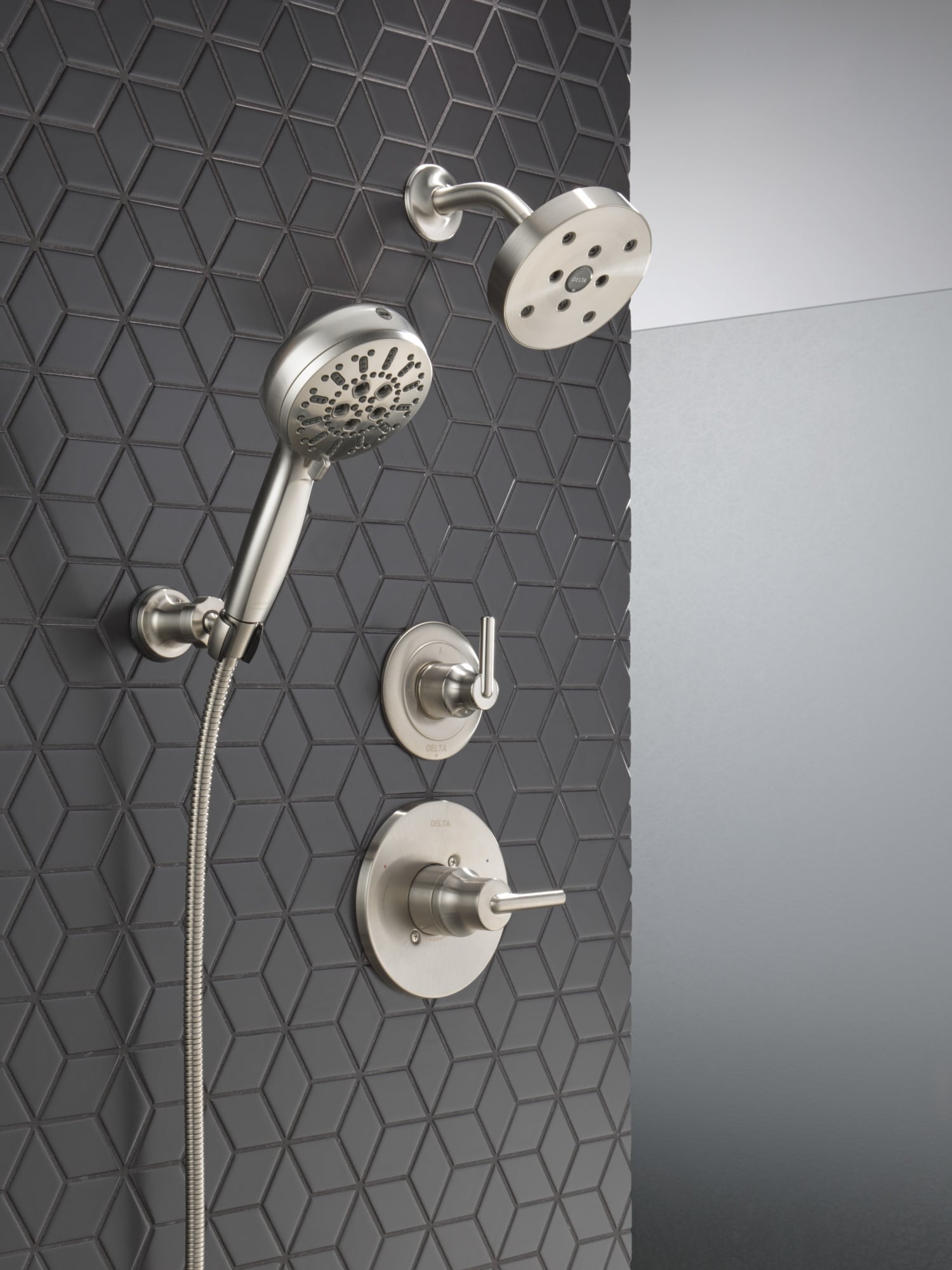 Grifo de ducha redondo de acero inoxidable con manija única y función única de 5.4 pulgadas, marca Delta Trinsic