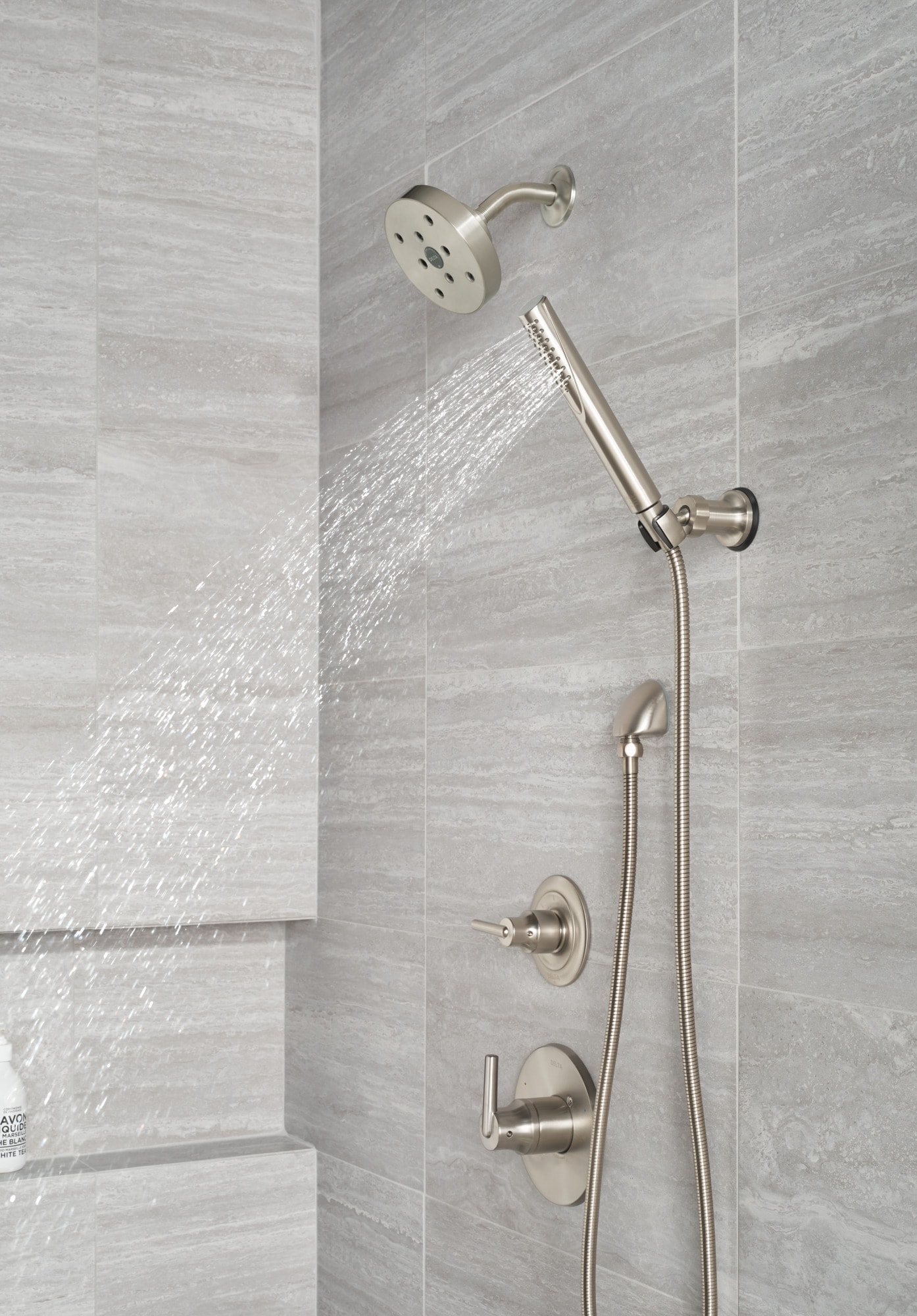 Grifo de ducha redondo de acero inoxidable con manija única y función única de 5.4 pulgadas, marca Delta Trinsic