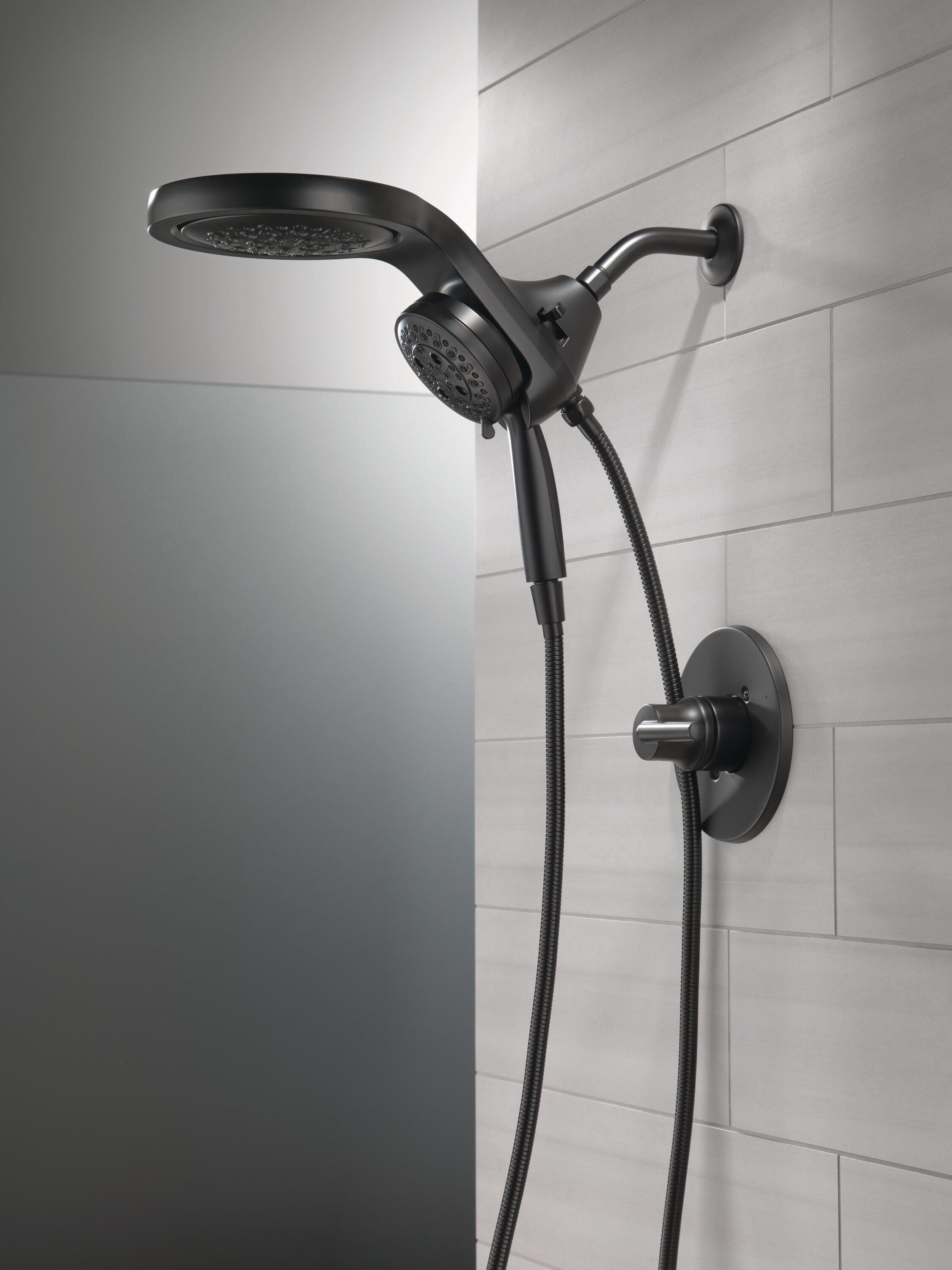 Grifo de ducha de una manija en negro mate Delta Trinsic, se vende por separado T14259-BLLHD