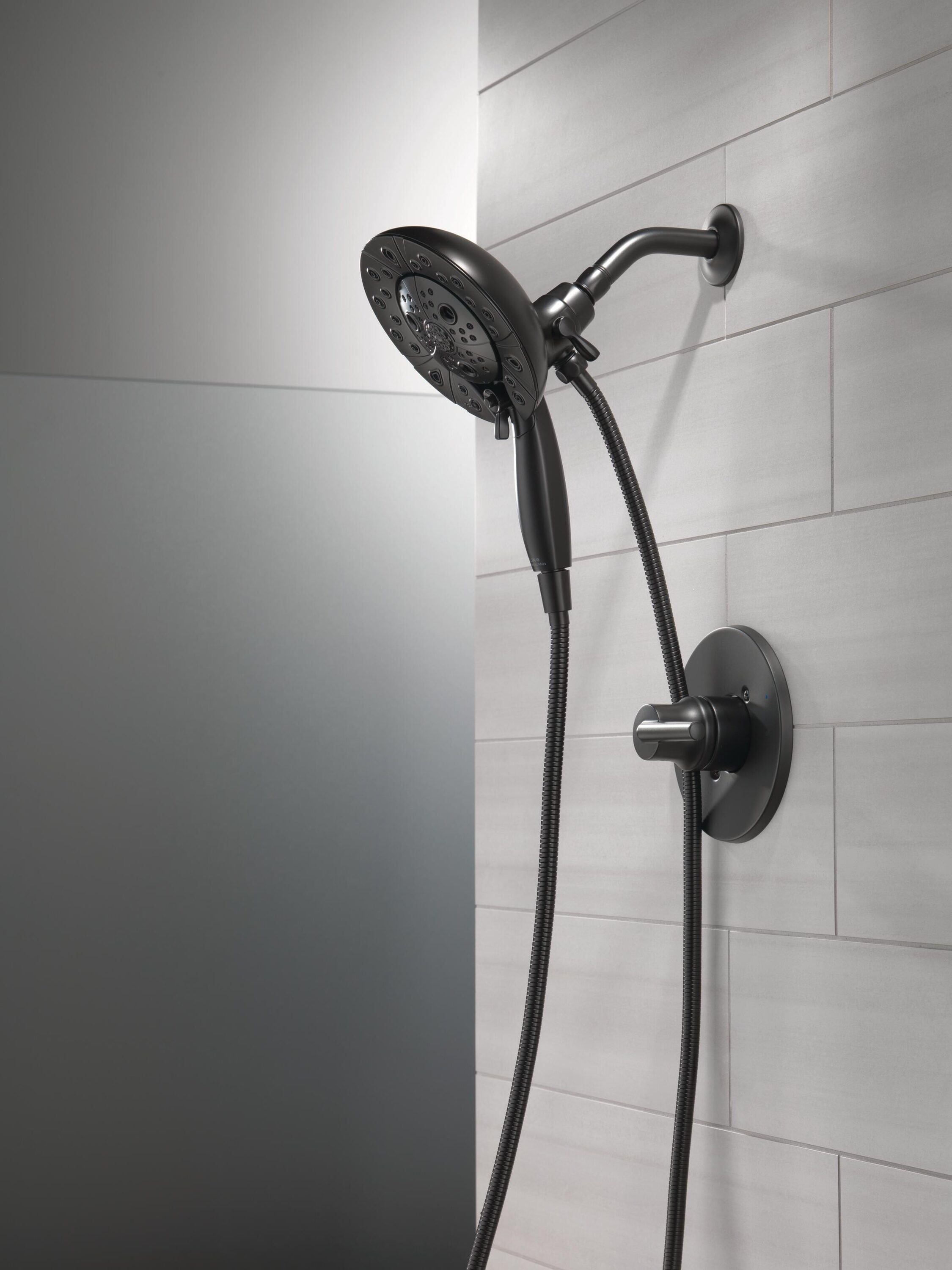 Grifo de ducha de una manija en negro mate Delta Trinsic, se vende por separado T14259-BLLHD