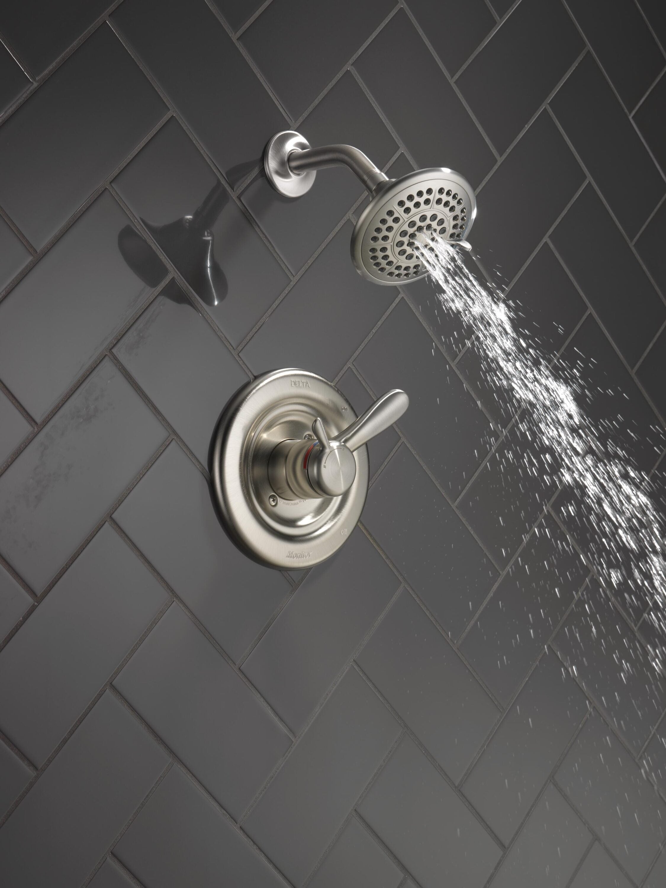 Grifo de ducha redondo de acero inoxidable de 2 manijas y función múltiple de 5.125 pulgadas Delta Lahara T17238-SS