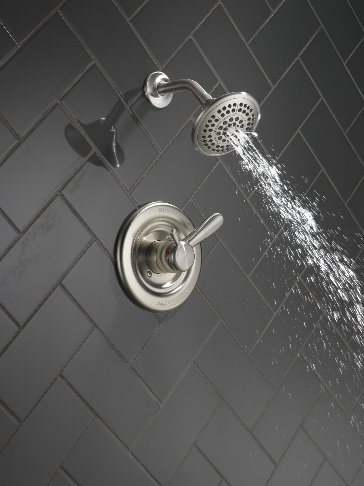 Grifo de ducha redondo de acero inoxidable de 2 manijas y función múltiple de 5.125 pulgadas Delta Lahara T17238-SS