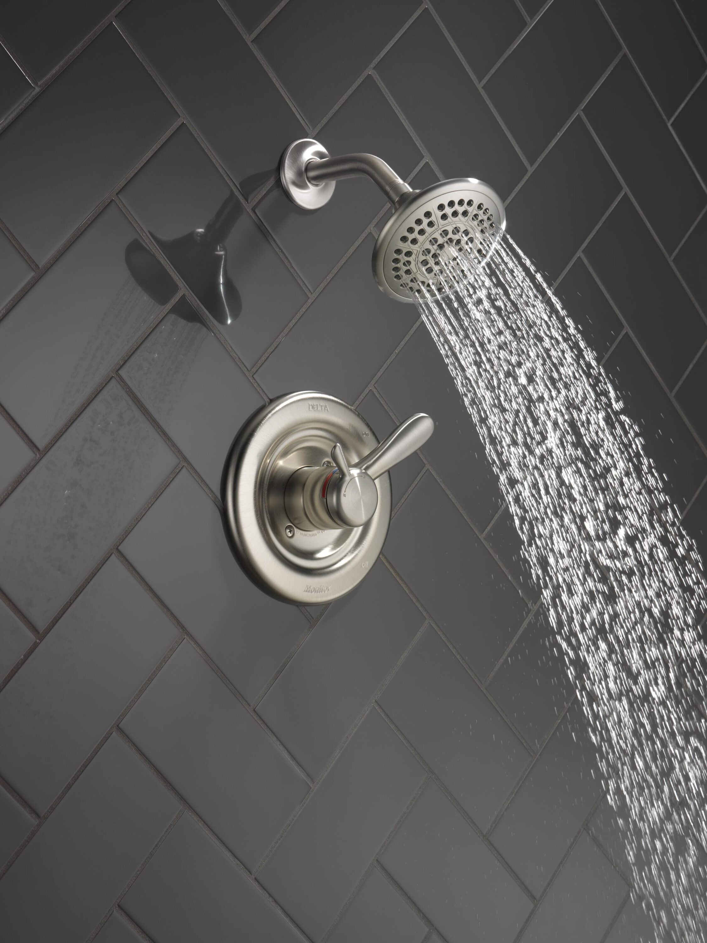 Grifo de ducha redondo de acero inoxidable de 2 manijas y función múltiple de 5.125 pulgadas Delta Lahara T17238-SS