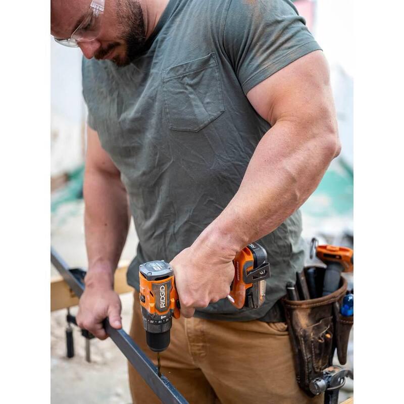 Traducción: Juego de Taladro Percutor Inalámbrico RIDGID 18V SubCompact con Motor Brushless de 1/2 pulgadas, incluye (2) Baterías de 2.0 Ah, Cargador y Bolsa - R87112K