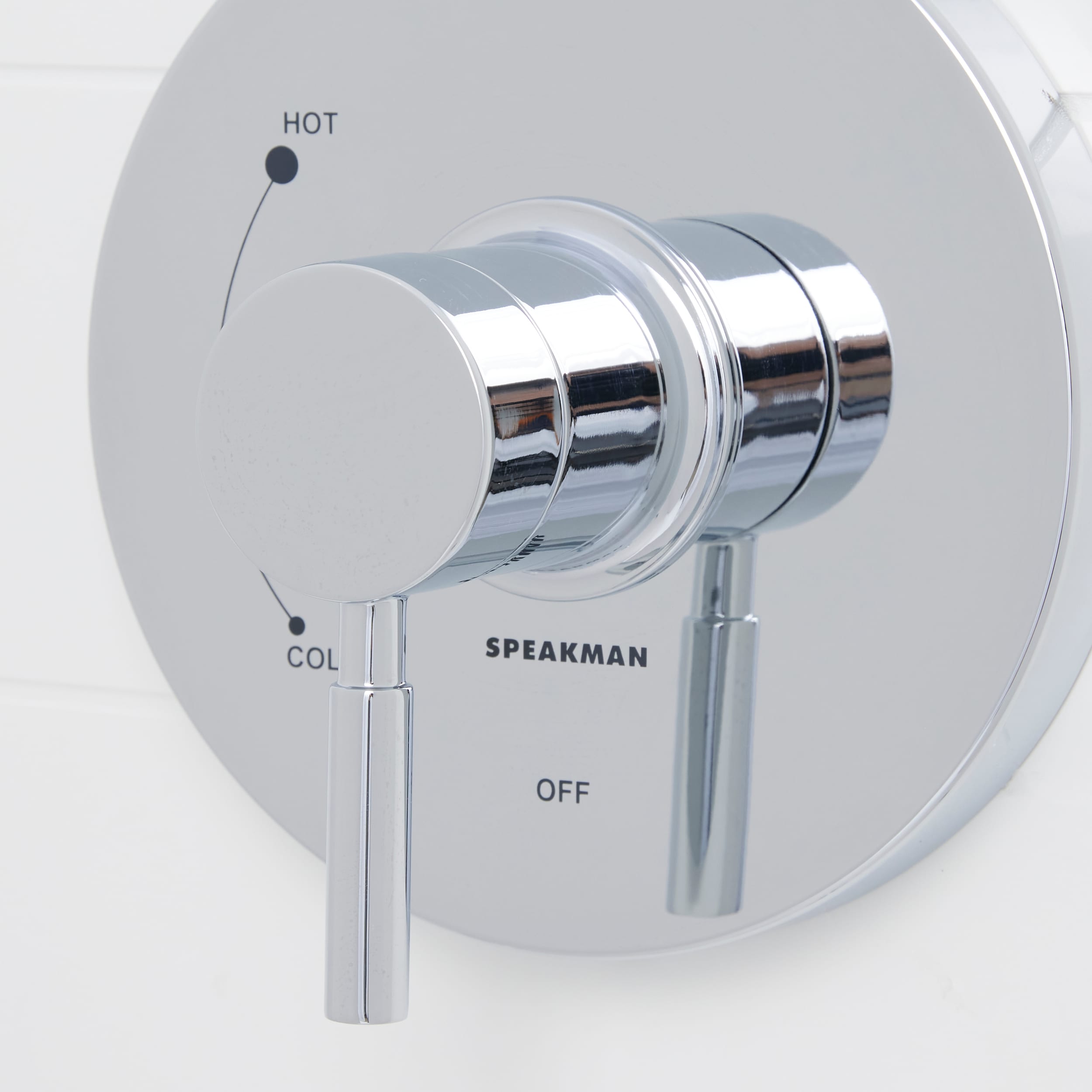 Grifería para regadera con una sola manija en cromo pulido, modelo Neo de Speakman. Válvula vendida por separado SM-1000-P.