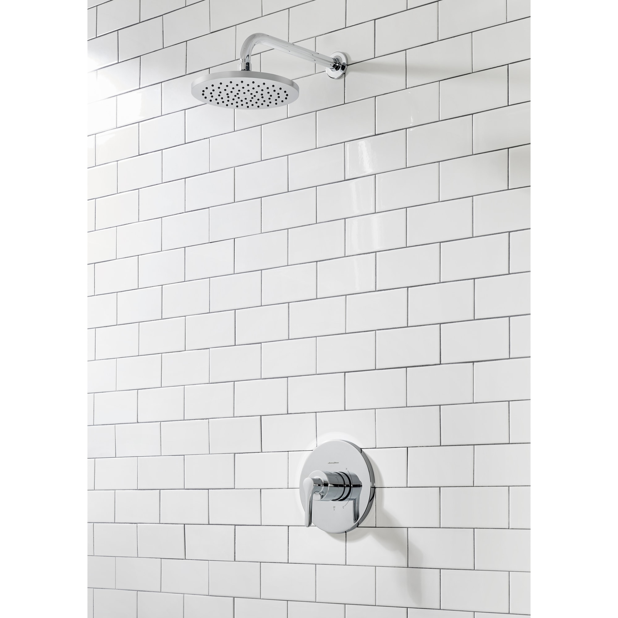 Regadera American Standard Studio S cromada pulida de una sola manija y función única de 8 pulgadas TU105507.002