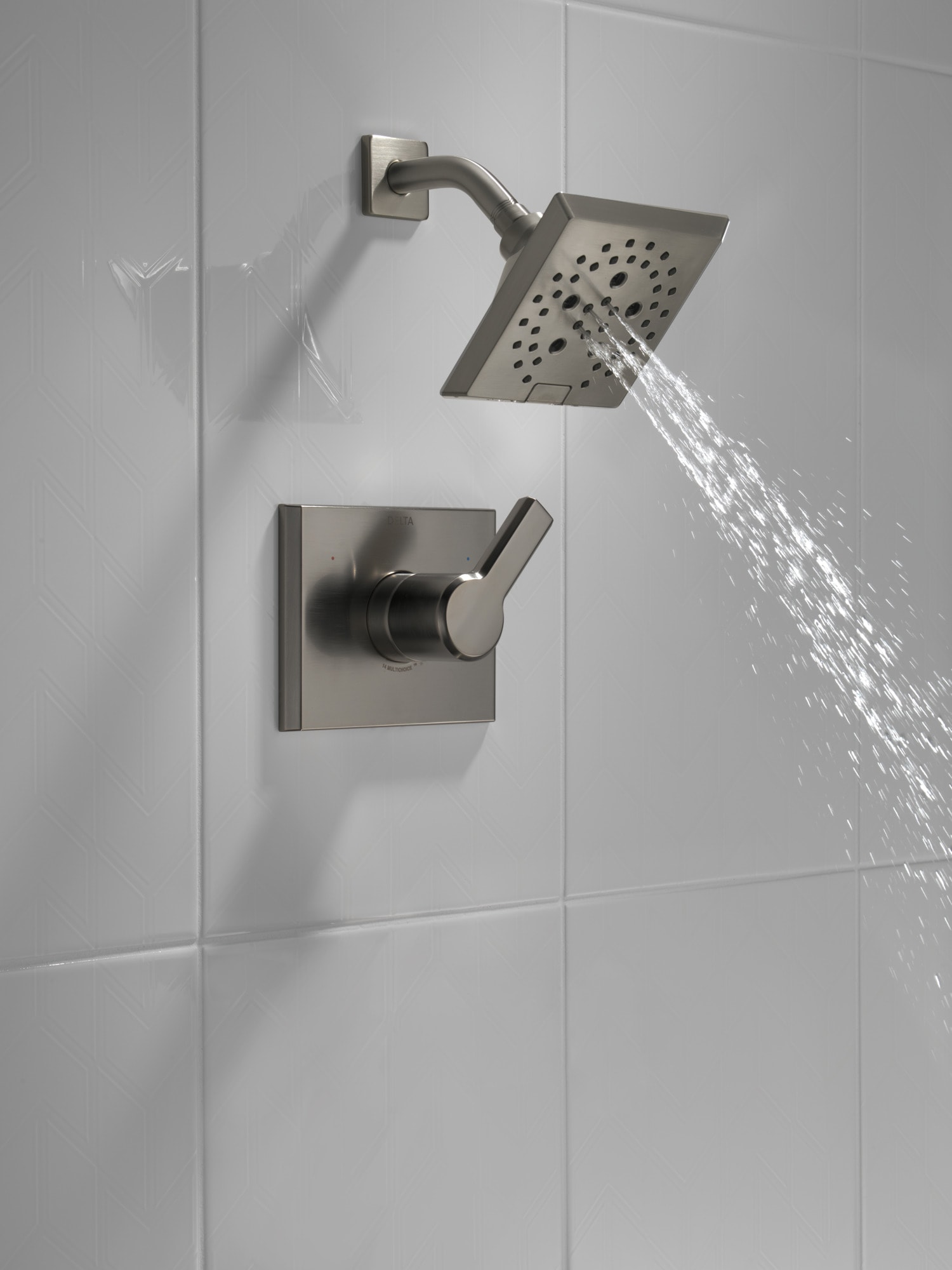 Grifo de ducha cuadrado de acero inoxidable negro con recubrimiento lumínico de Delta Pivotal de 5.75 pulgadas con válvula de una manija multi-función.
