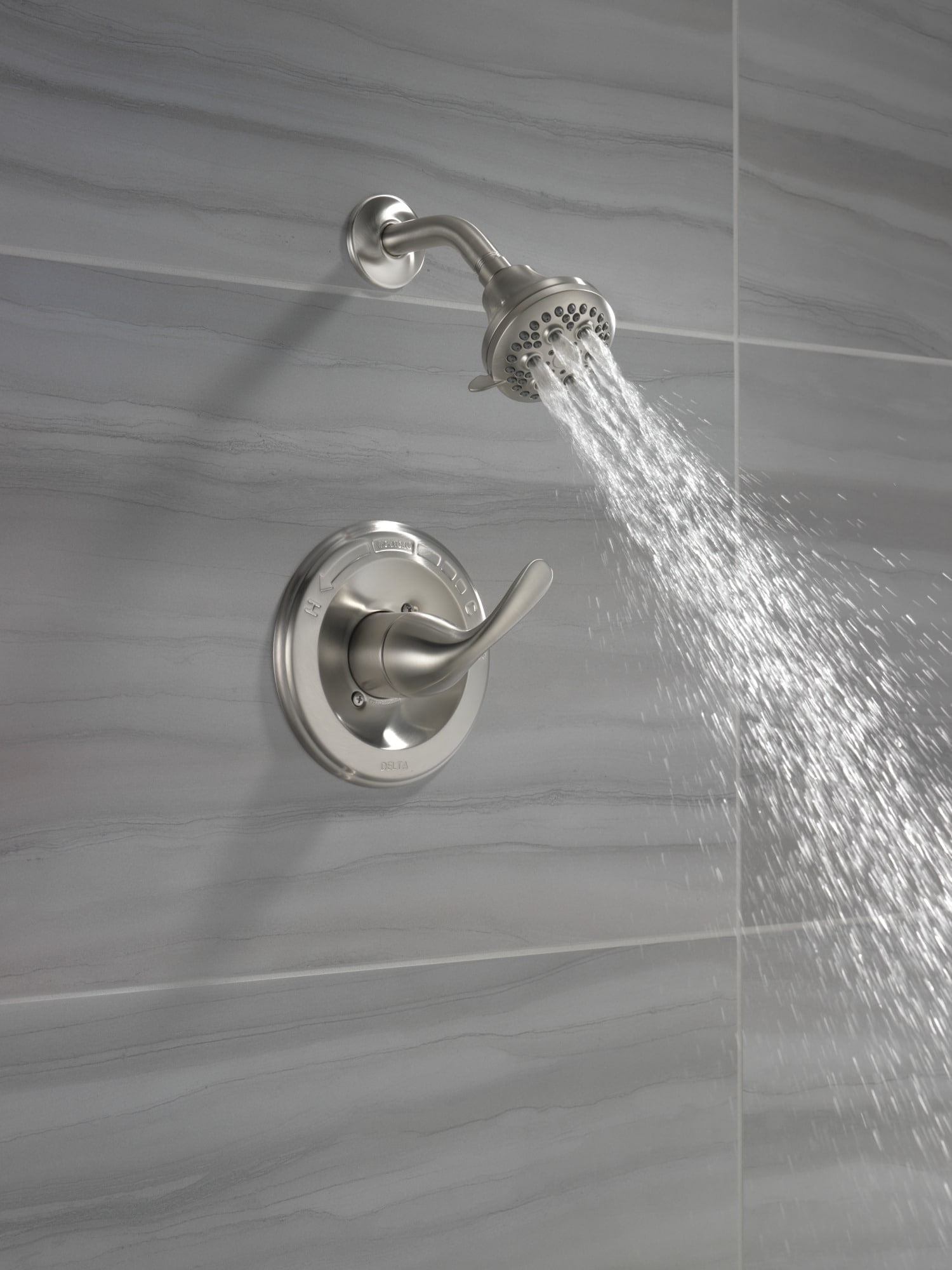Grifo de ducha redondo de acero inoxidable clásico de Delta con una manija y función múltiple de 2.6250 pulgadas - T13220-SS
