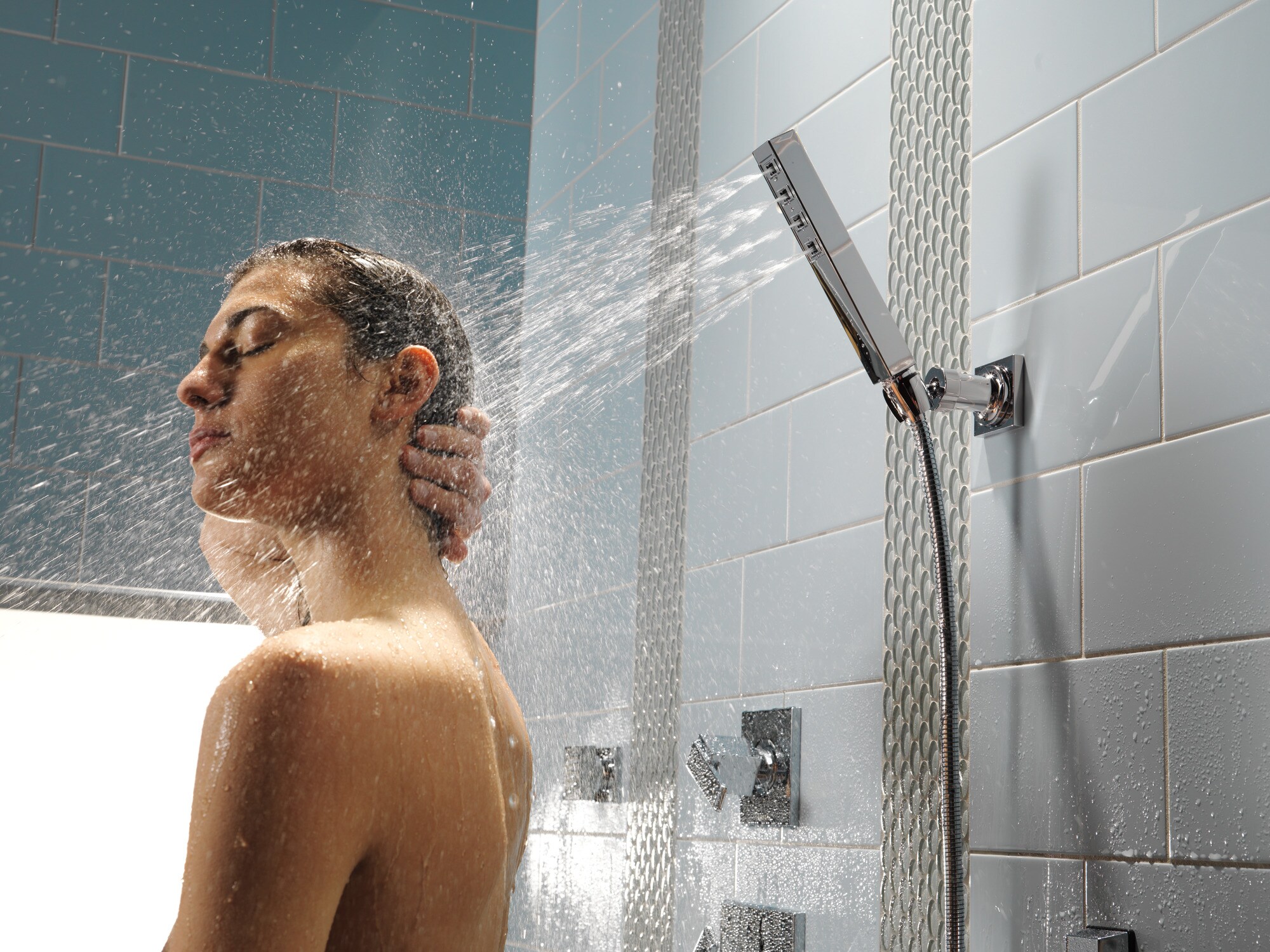 Regadera de acero inoxidable negro con cromado luminoso Delta Lumicoat 50150-KS-PR