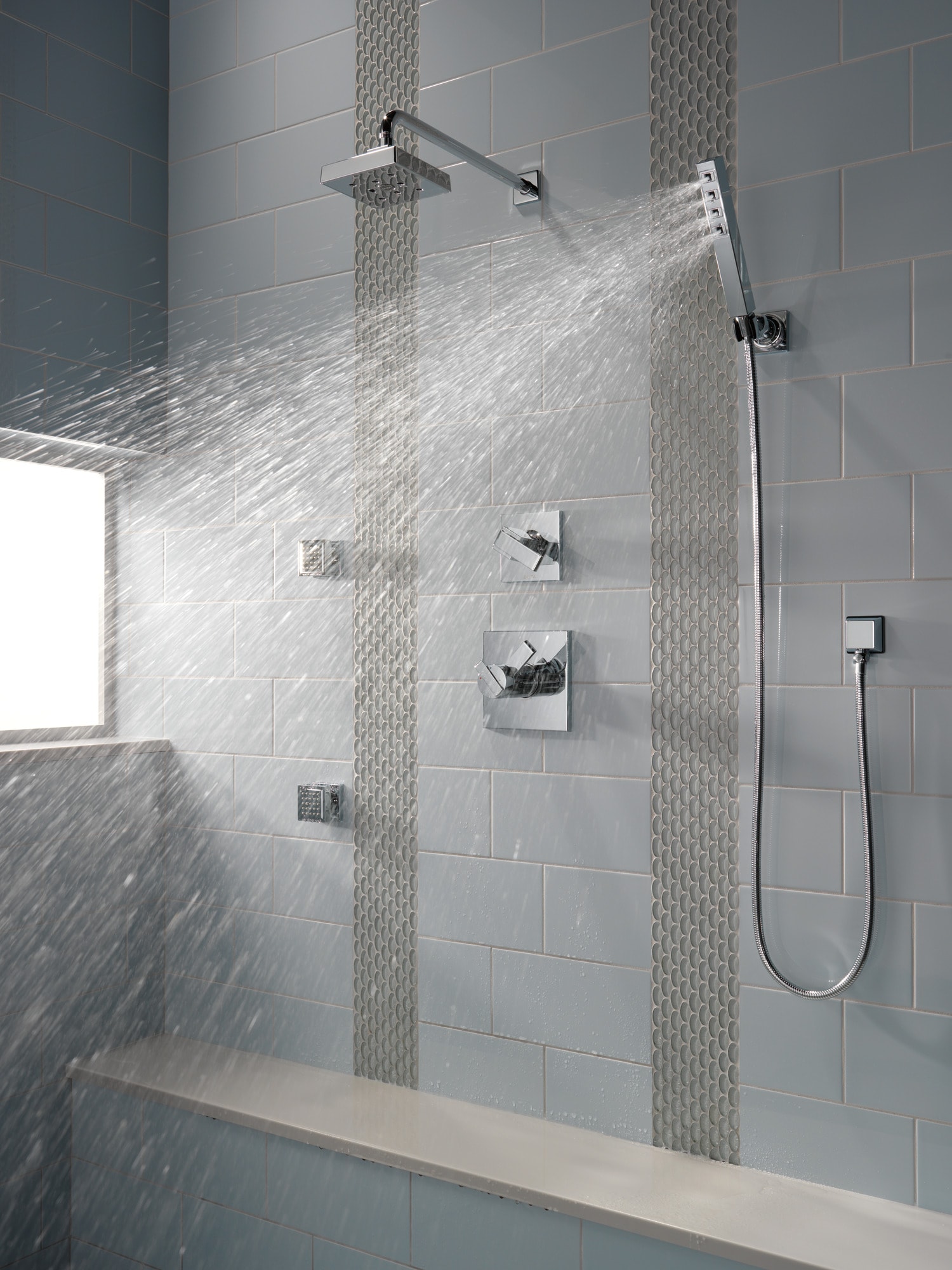 Regadera de acero inoxidable negro con cromado luminoso Delta Lumicoat 50150-KS-PR