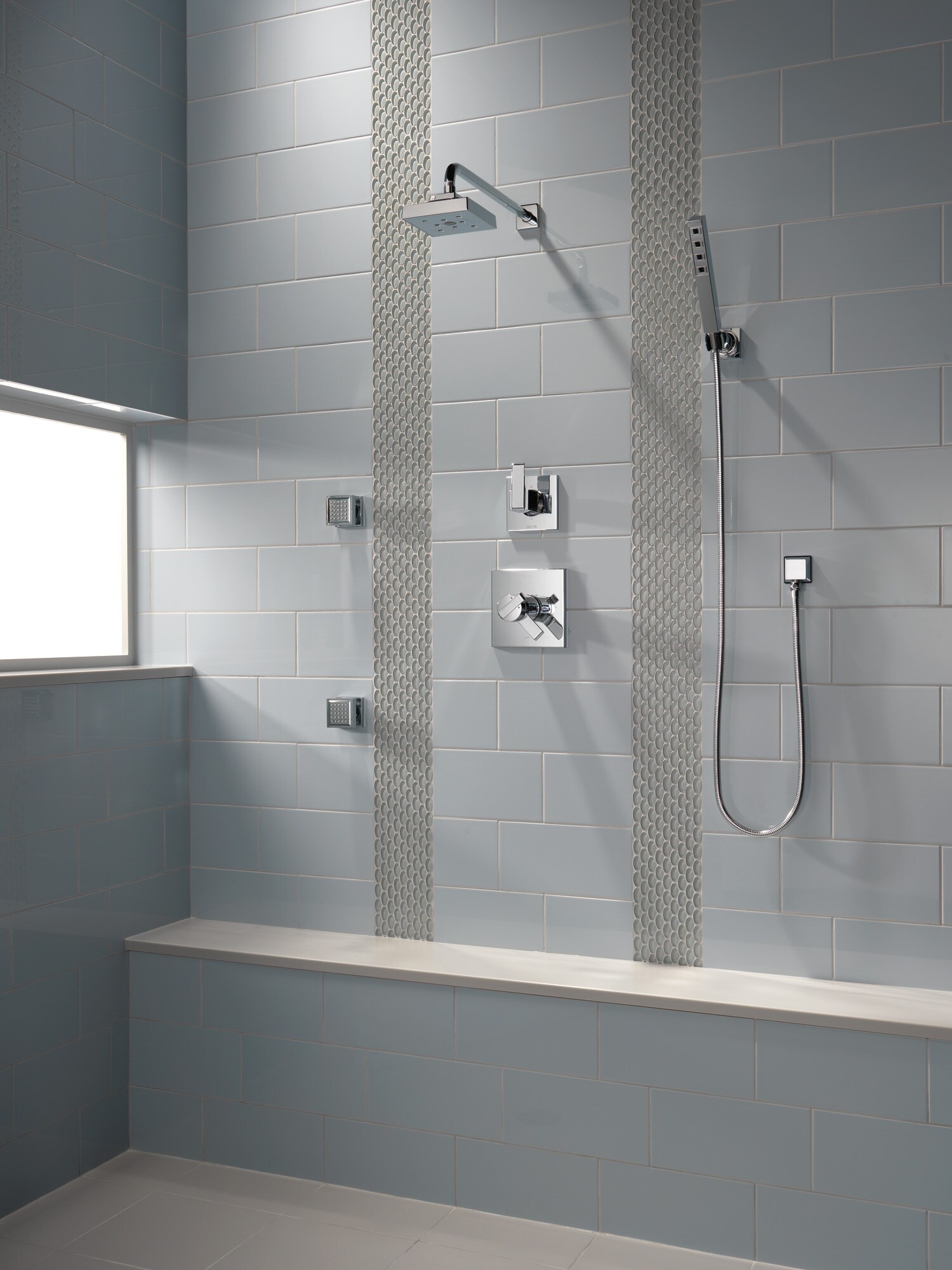 Regadera de acero inoxidable negro con cromado luminoso Delta Lumicoat 50150-KS-PR