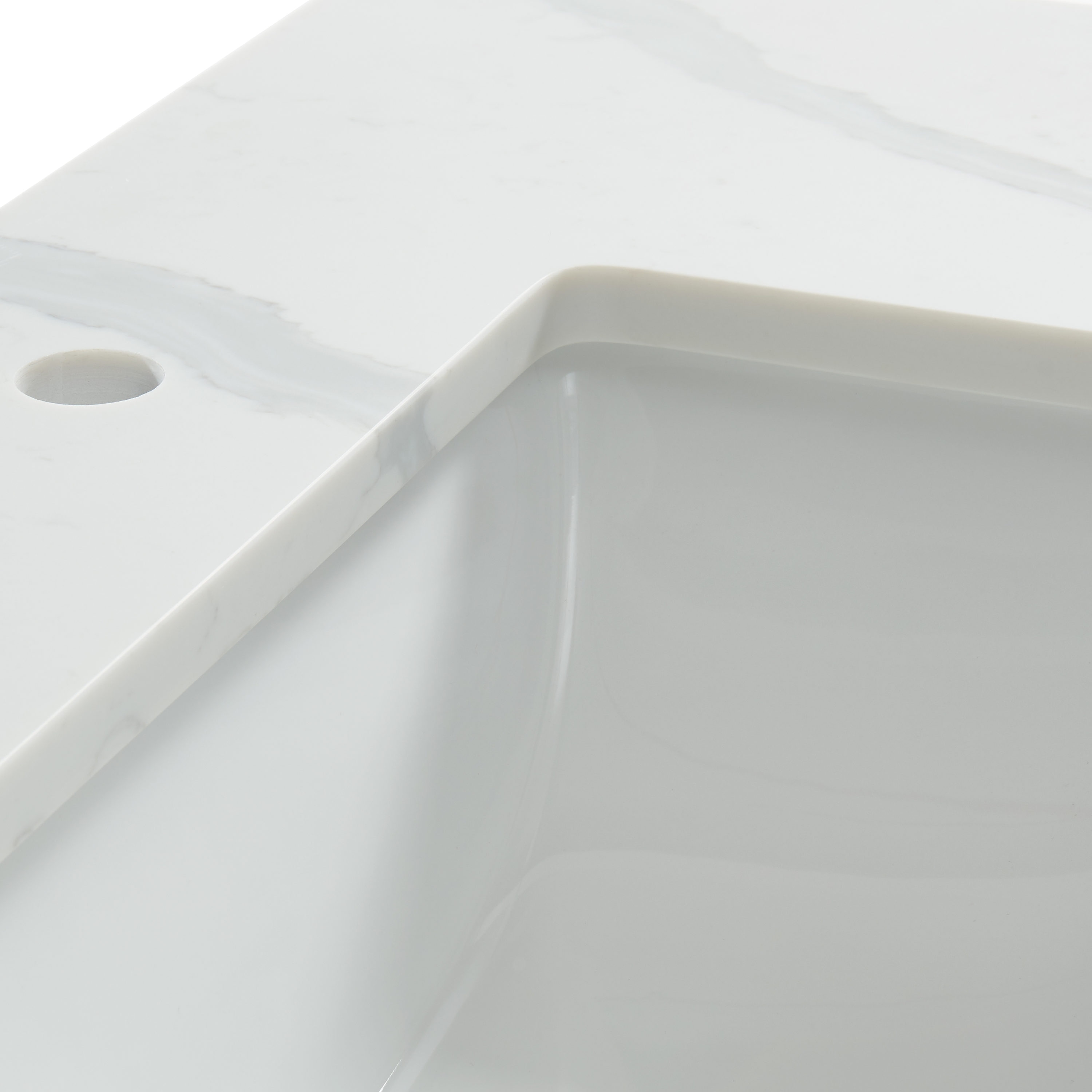 Tapa de tocador de baño de cuarzo blanco Calacatta de allen + roth de 37 pulgadas x 22 pulgadas con lavabo individual bajo cubierta y 3 orificios