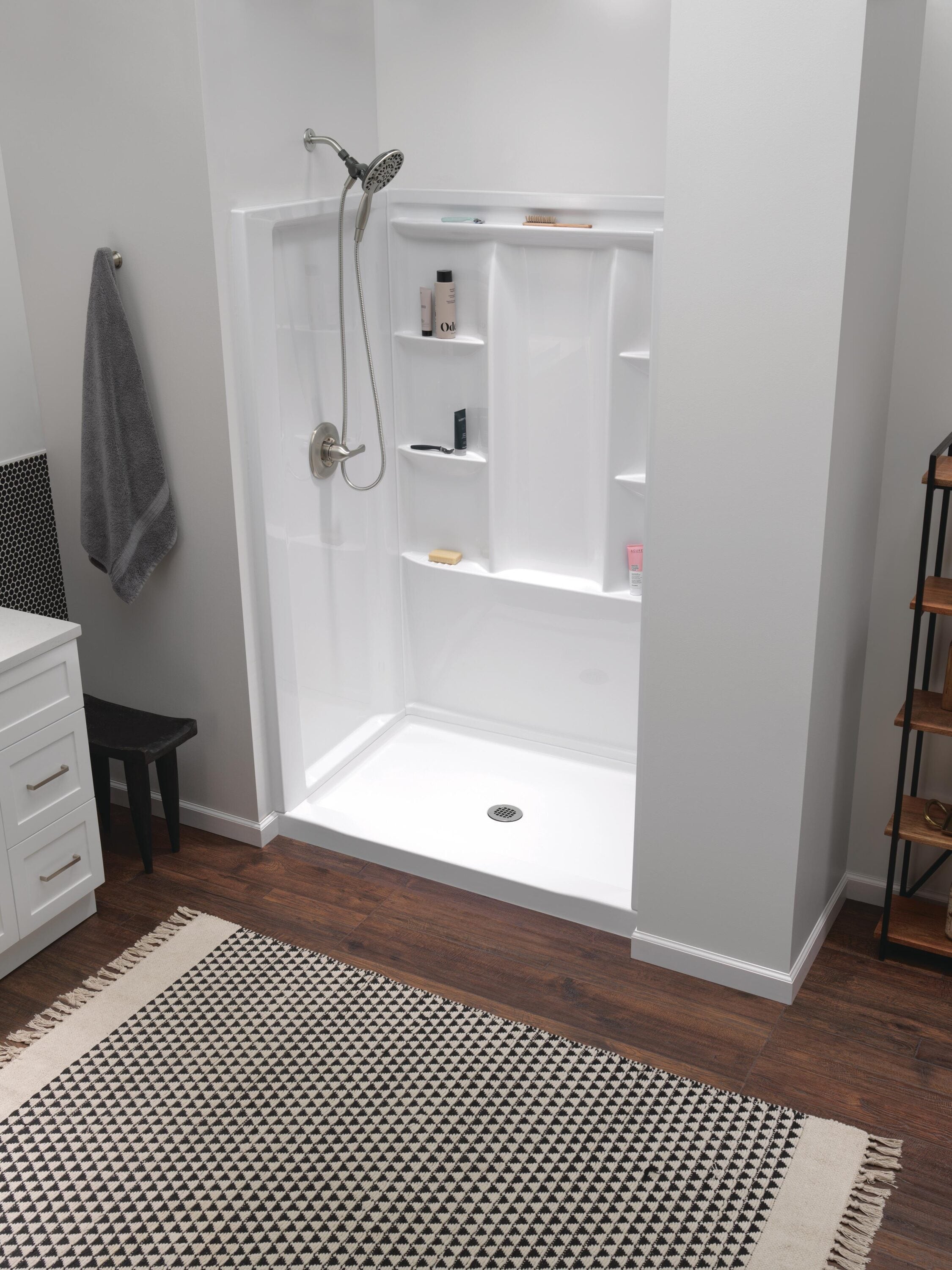Recubrimiento de pared para regadera Delta EverEdge 48 pulgadas de ancho x 34 pulgadas de profundidad x 72 pulgadas de alto con acabado blanco de alto brillo, directo a la pared.