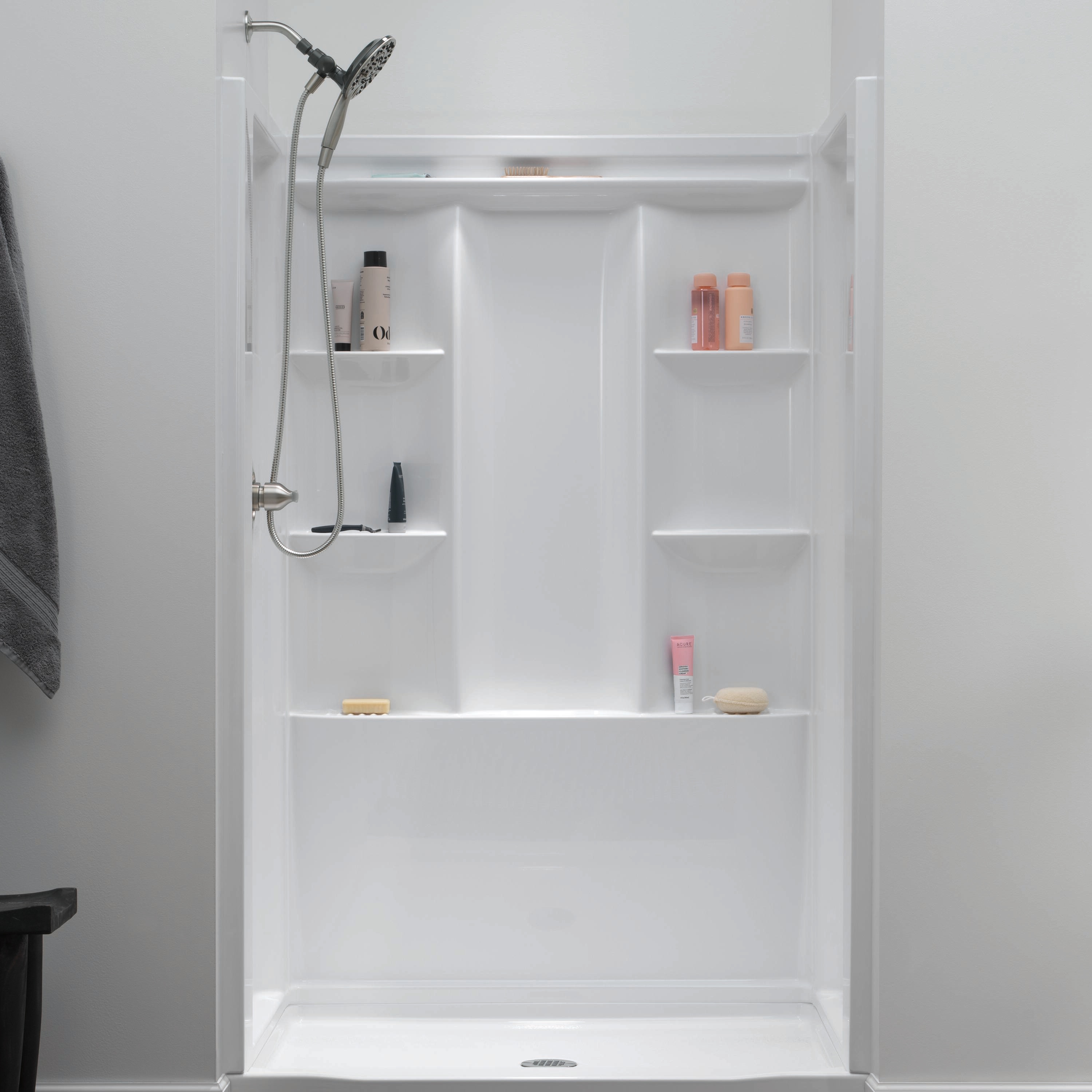 Recubrimiento de pared para regadera Delta EverEdge 48 pulgadas de ancho x 34 pulgadas de profundidad x 72 pulgadas de alto con acabado blanco de alto brillo, directo a la pared.