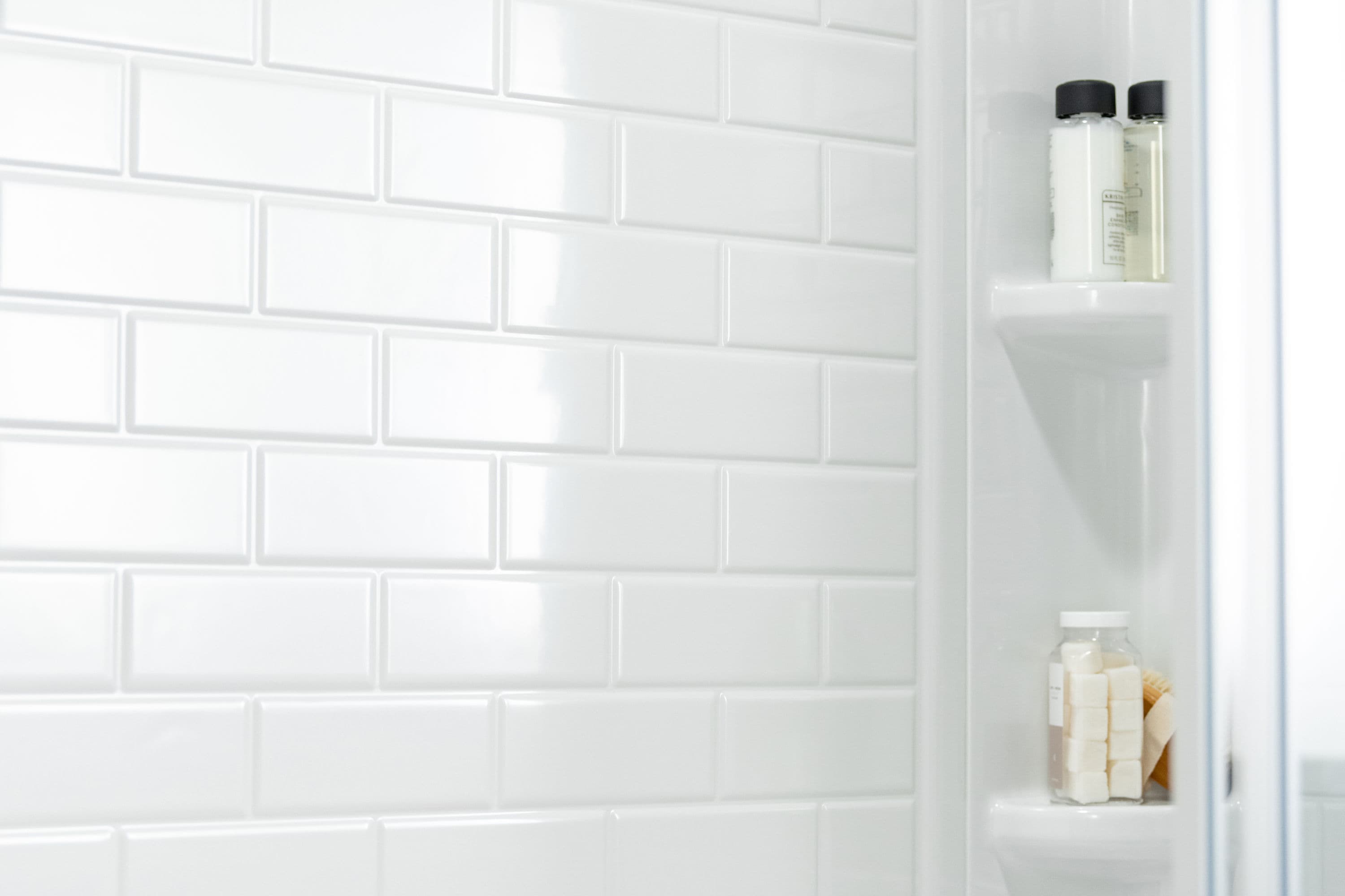 Kit de paneles para ducha encastrable en color blanco ártico de 3 piezas de American Standard Elevate, medidas 60 pulgadas de ancho x 30 pulgadas de profundidad x 72 pulgadas de altura.