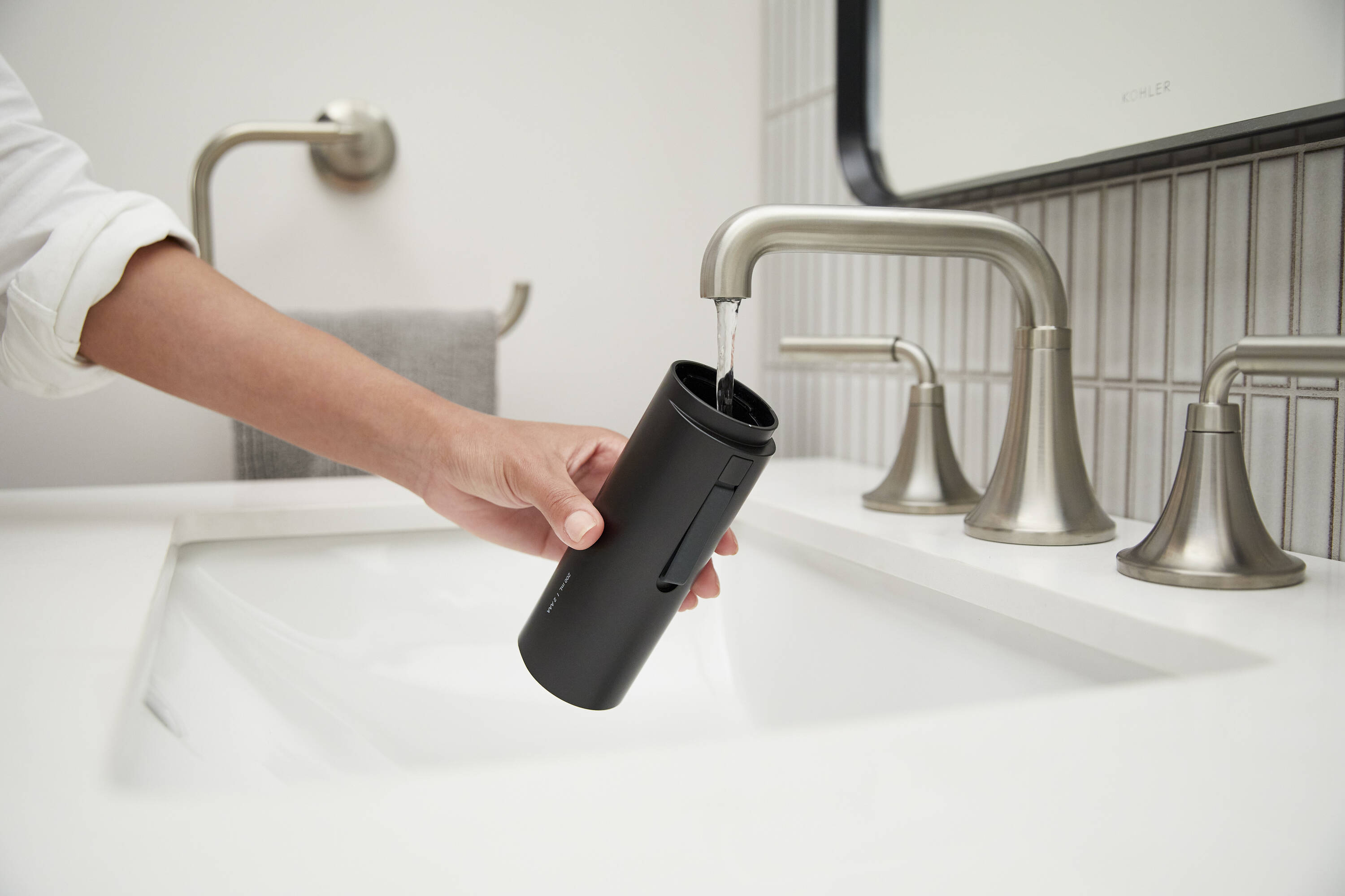 Asiento de bidé redondo de plástico negro mate KOHLER PureWash 28144-HB1