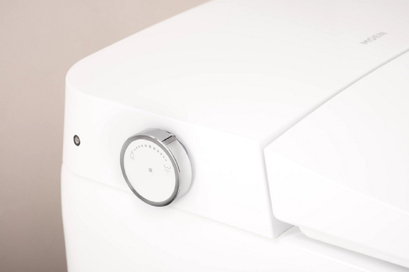 Bidet inteligente de una pieza con altura de silla alargada y cierre suave en color blanco de Moen