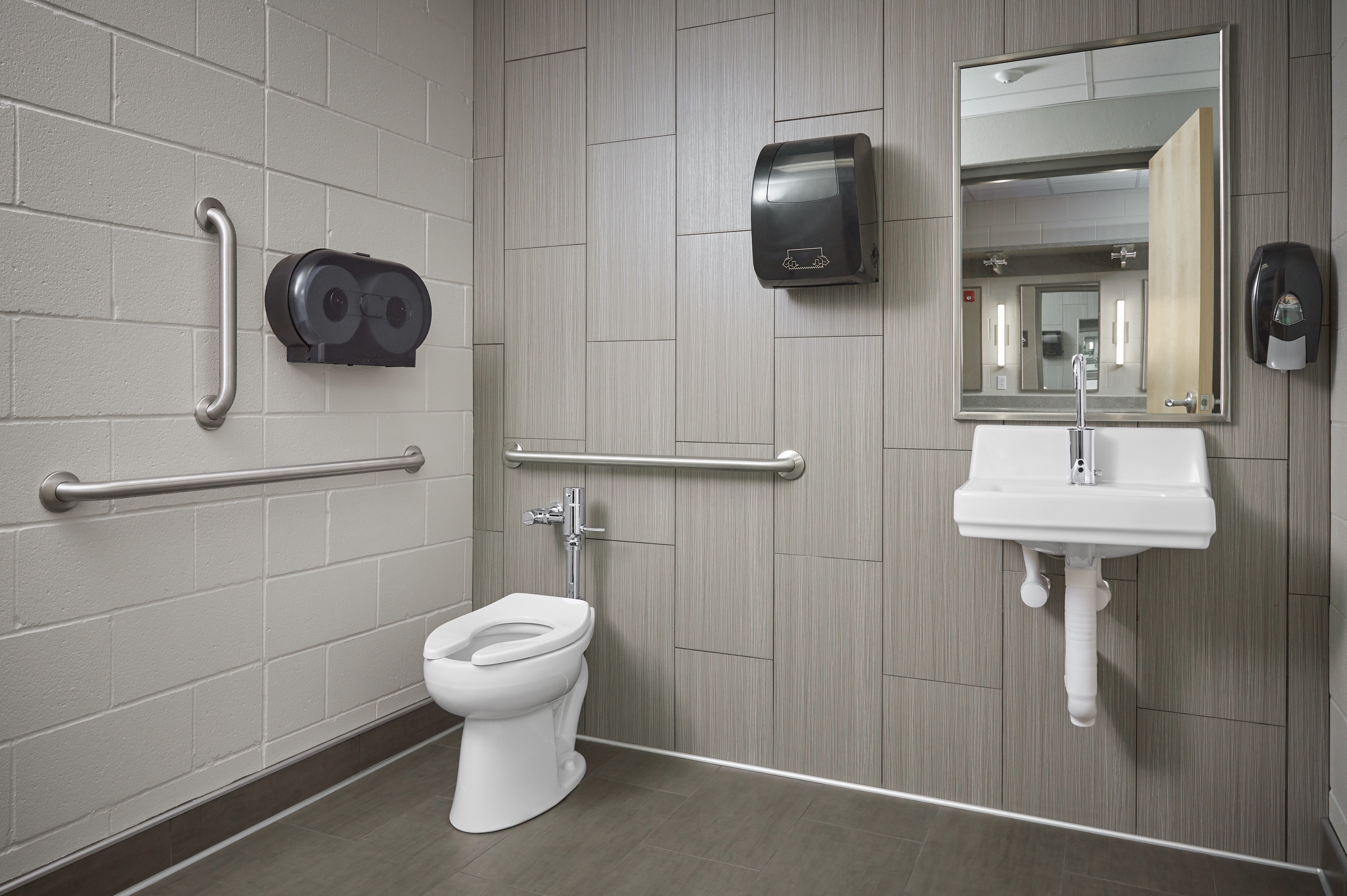 Taza de baño comercial alargada de altura de silla Highcliff blanco de KOHLER con descarga a 12 pulgadas - K-96057-0