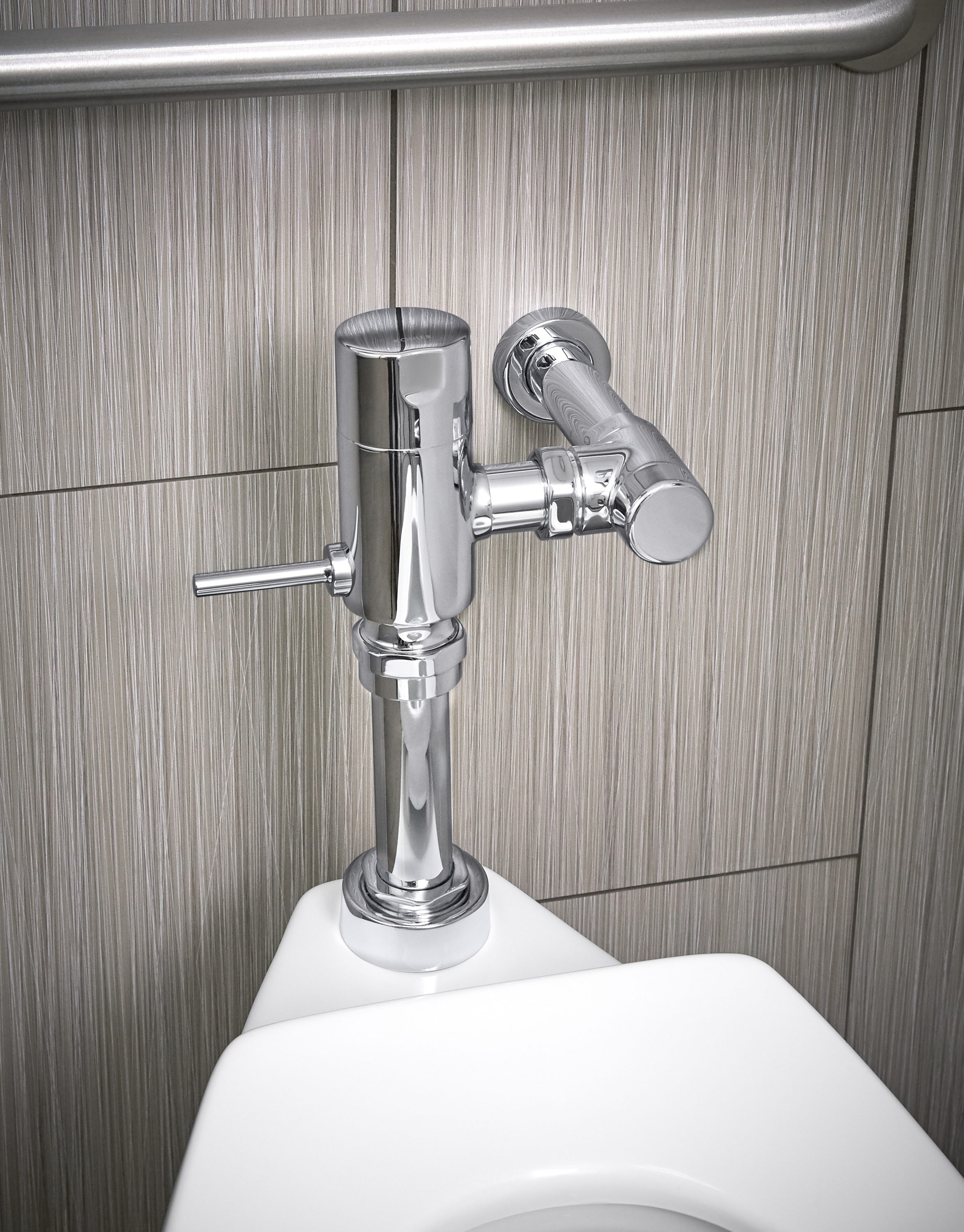Taza de baño comercial alargada de altura de silla Highcliff blanco de KOHLER con descarga a 12 pulgadas - K-96057-0