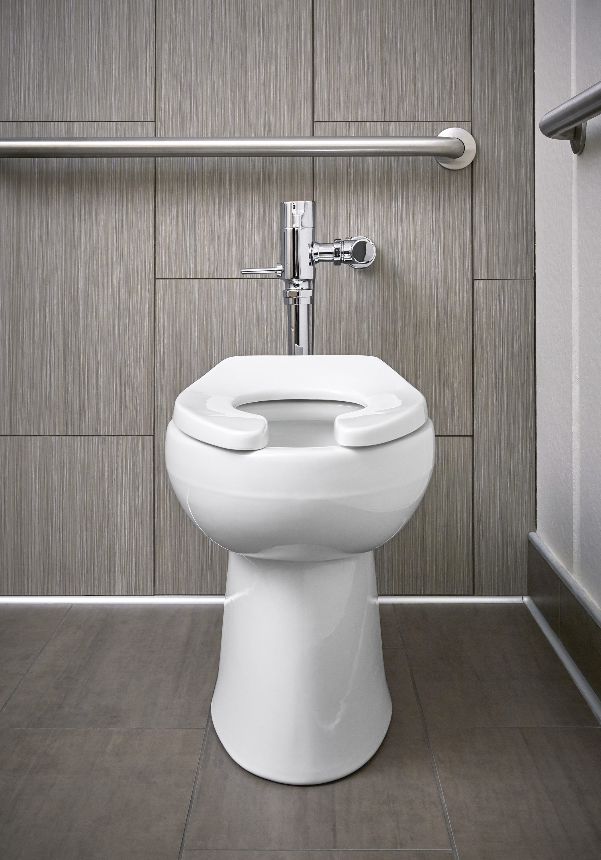 Taza de baño comercial alargada de altura de silla Highcliff blanco de KOHLER con descarga a 12 pulgadas - K-96057-0