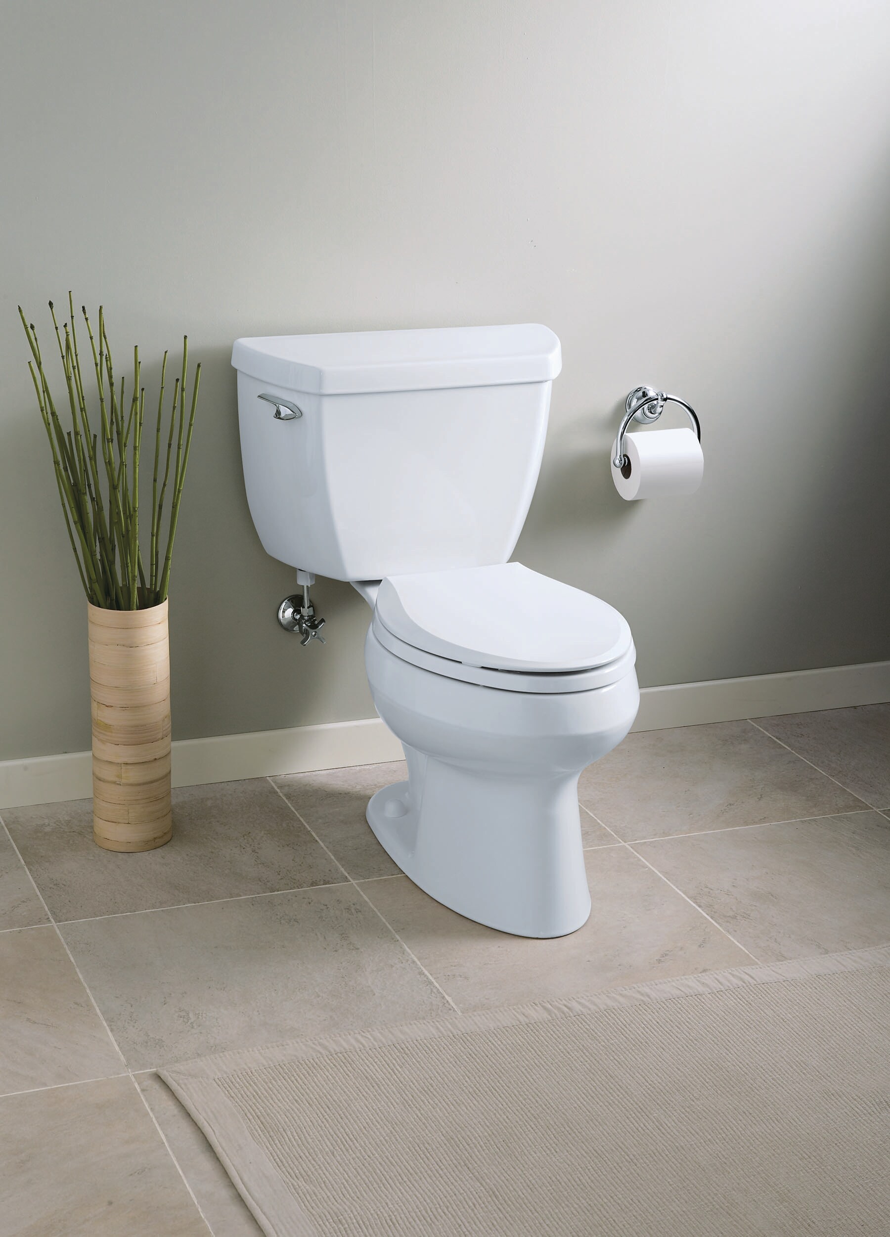 Taza de baño estándar comercial elongada de altura estándar en color blanco Kohler Wellworth con descarga de 12 pulgadas.
