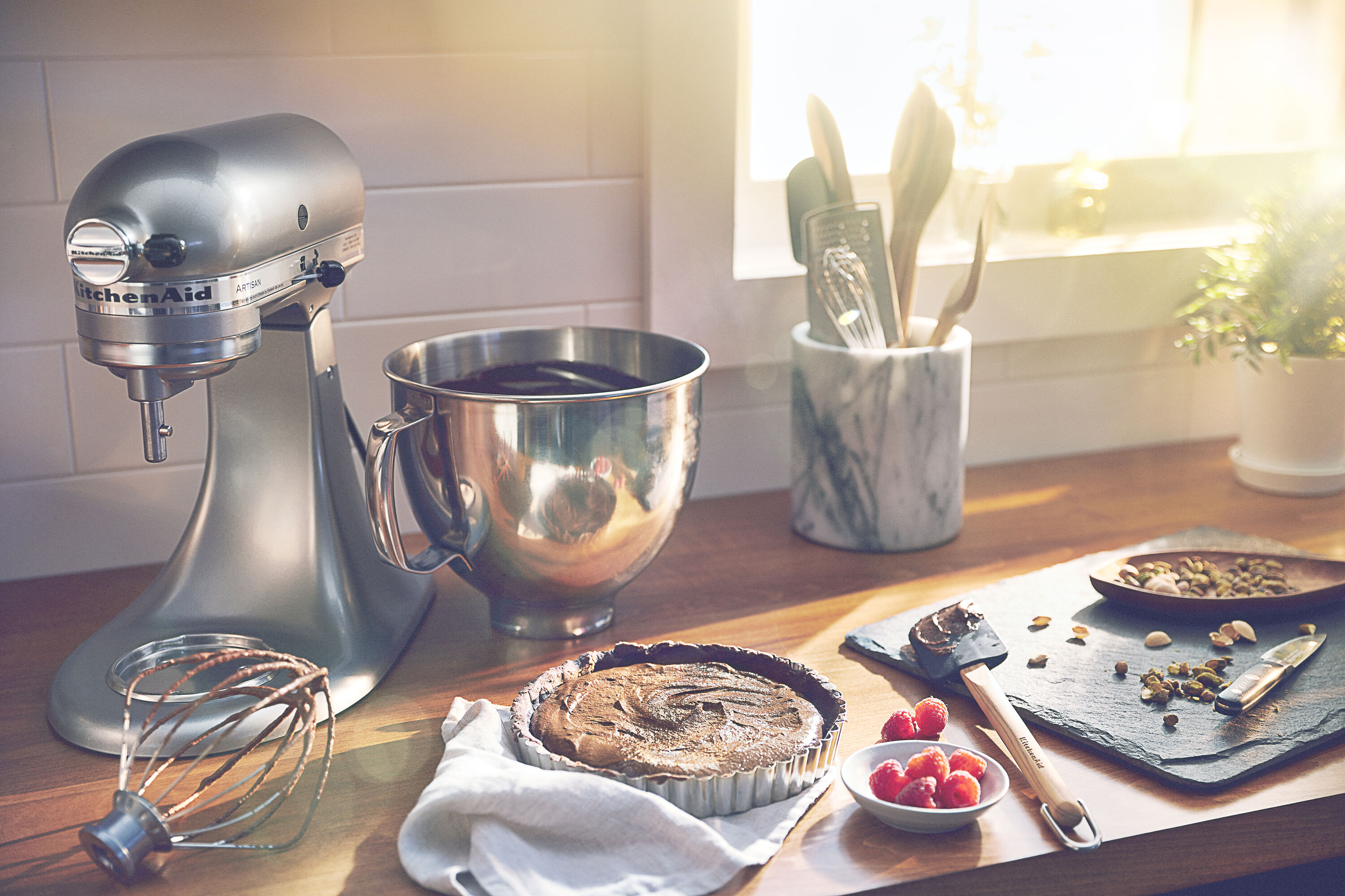 Batidora de Pedestal KitchenAid Artisan Plata Contorneada de 5 Cuartos con Cabezal Basculante KSM150PSCU