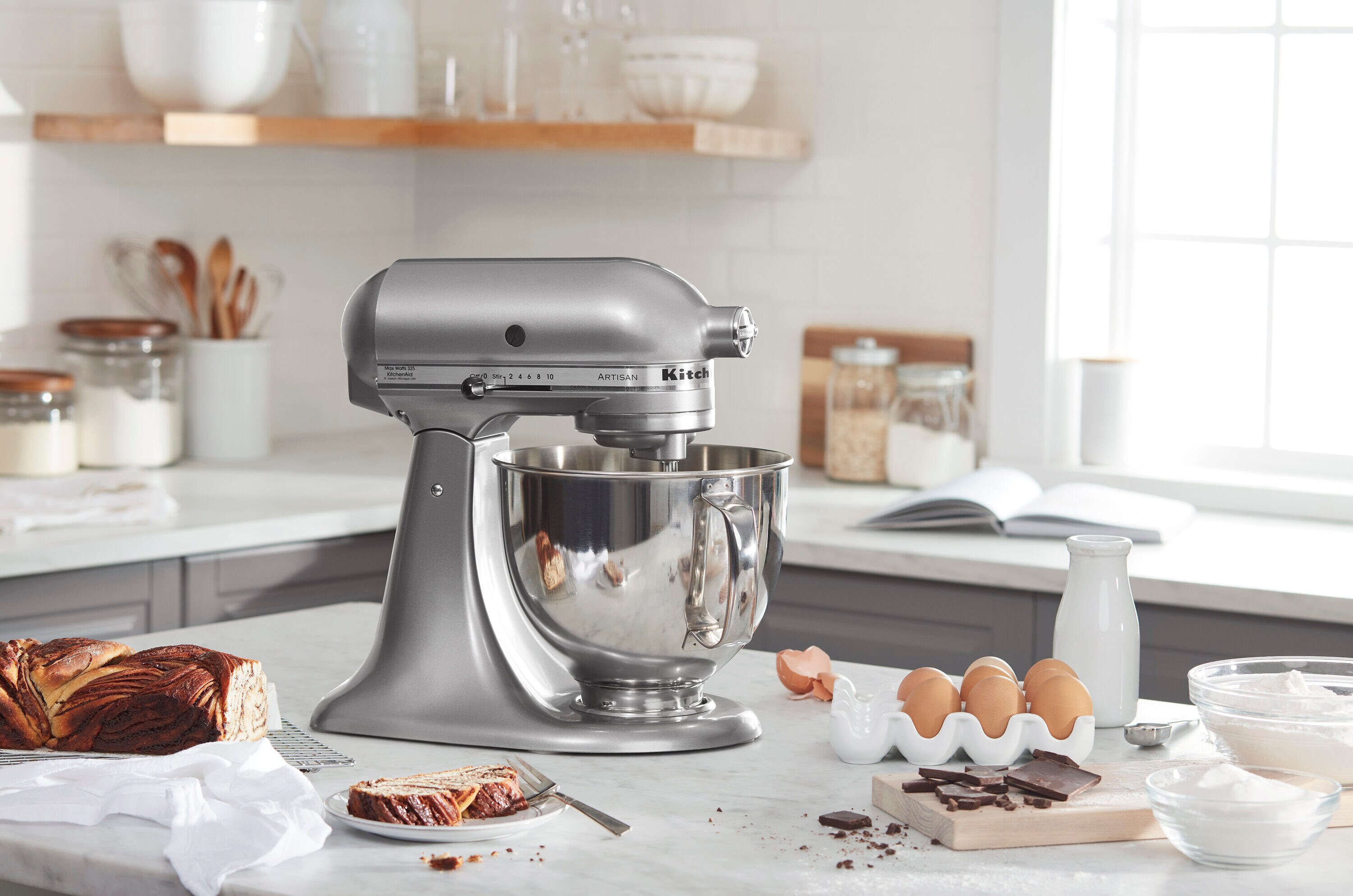 Batidora de Pedestal KitchenAid Artisan Plata Contorneada de 5 Cuartos con Cabezal Basculante KSM150PSCU