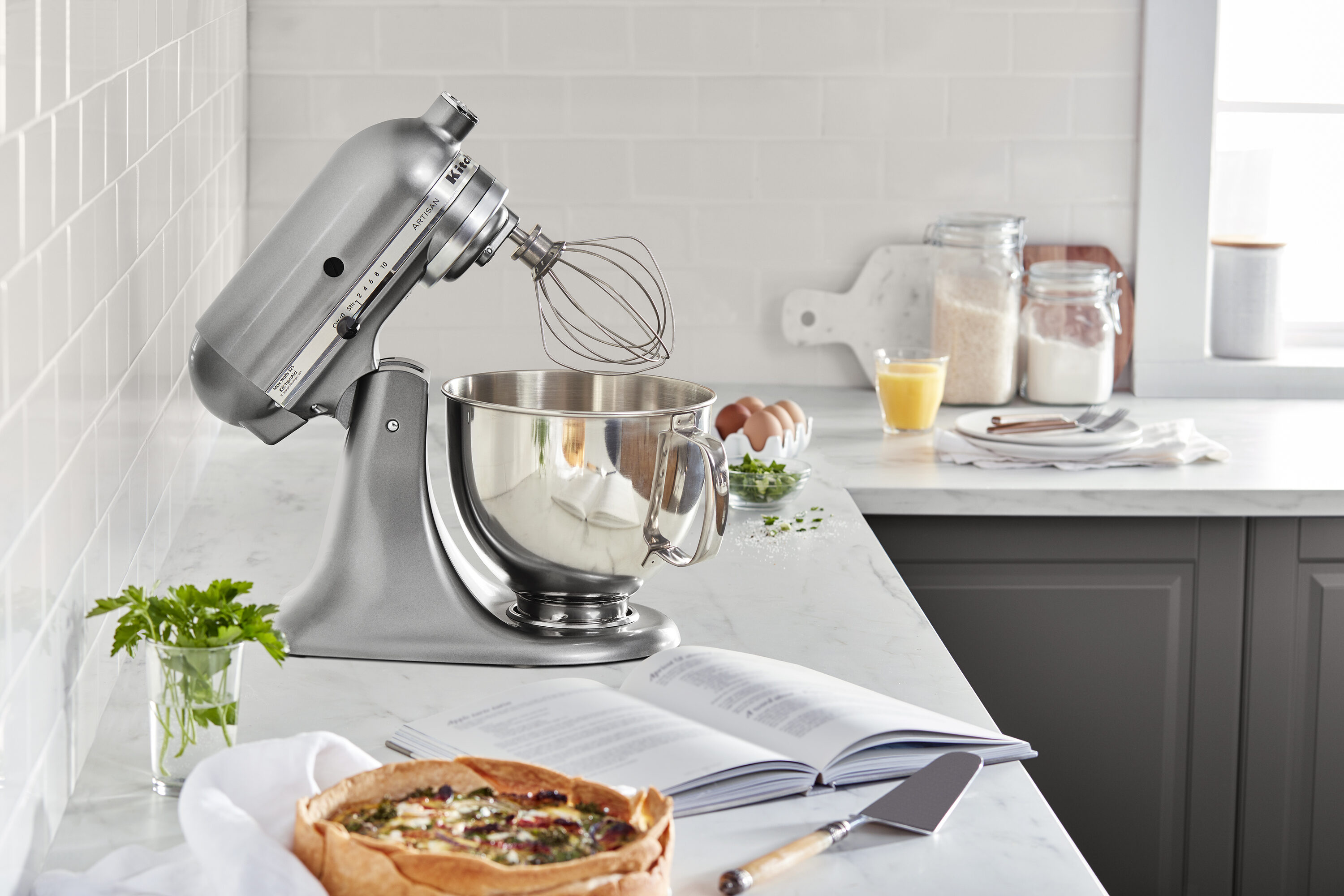 Batidora de Pedestal KitchenAid Artisan Plata Contorneada de 5 Cuartos con Cabezal Basculante KSM150PSCU