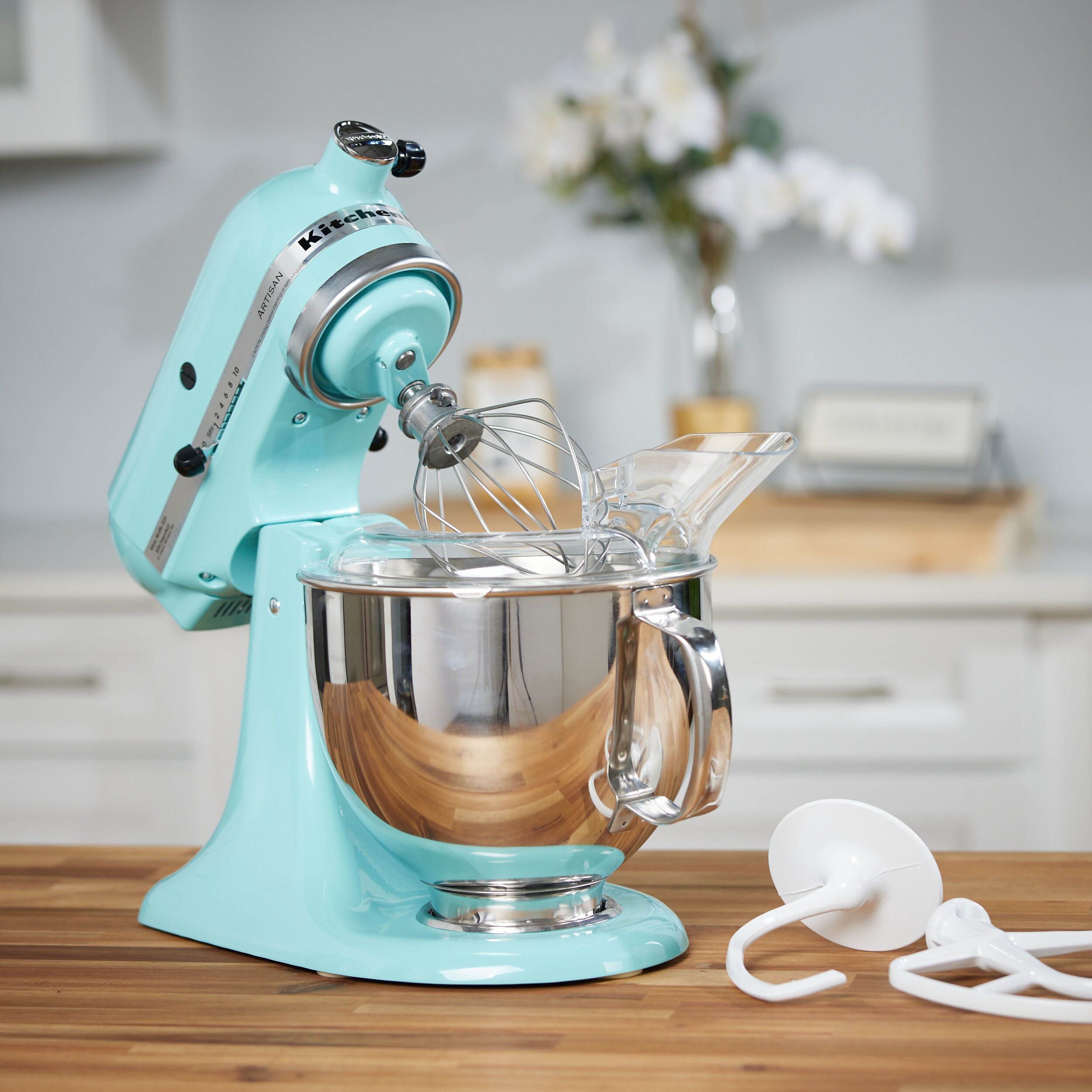 Batidora de pedestal inclinable KitchenAid Artisan Aqua Sky de 5 cuartos KSM150PSAQ