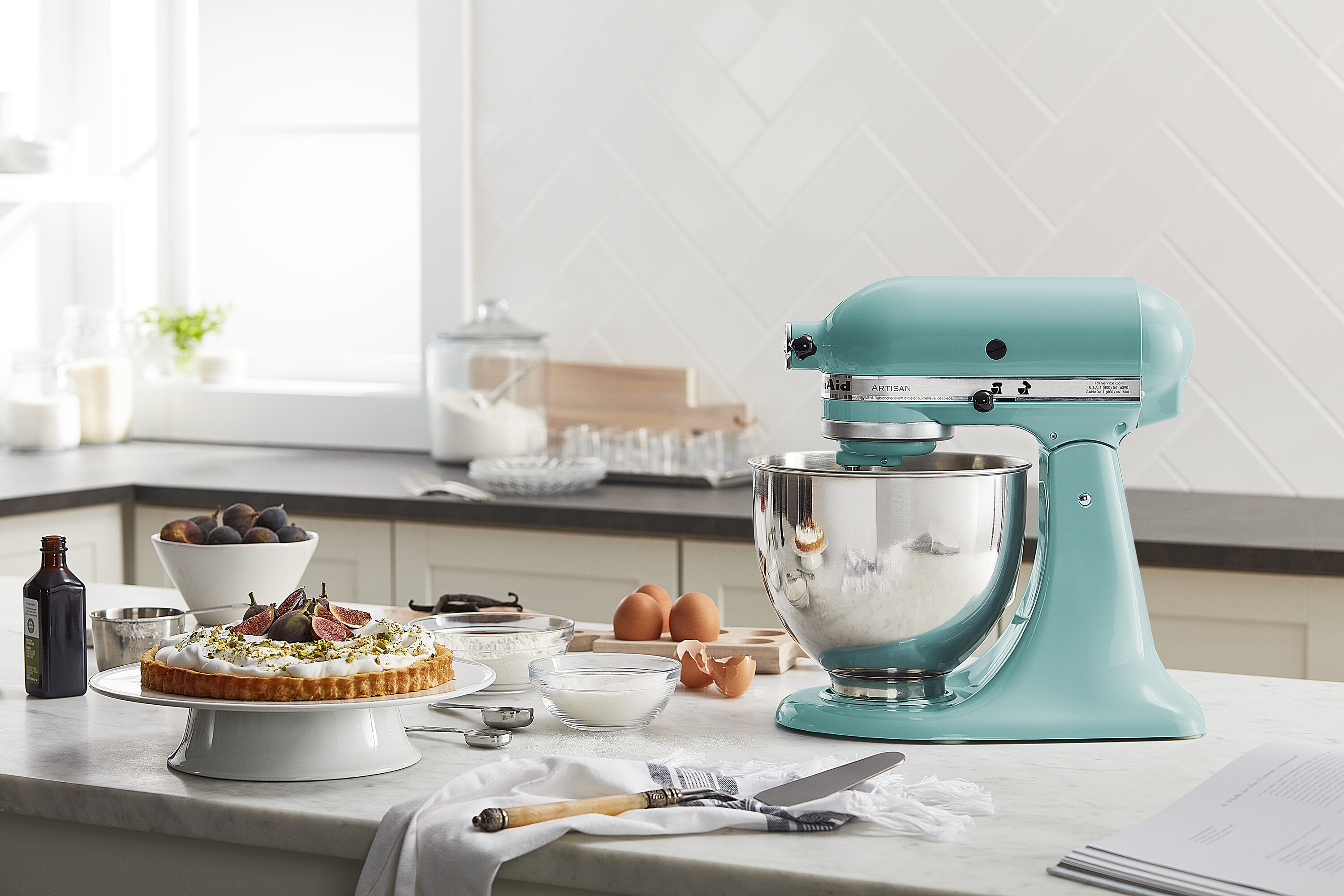 Batidora de pedestal inclinable KitchenAid Artisan Aqua Sky de 5 cuartos KSM150PSAQ