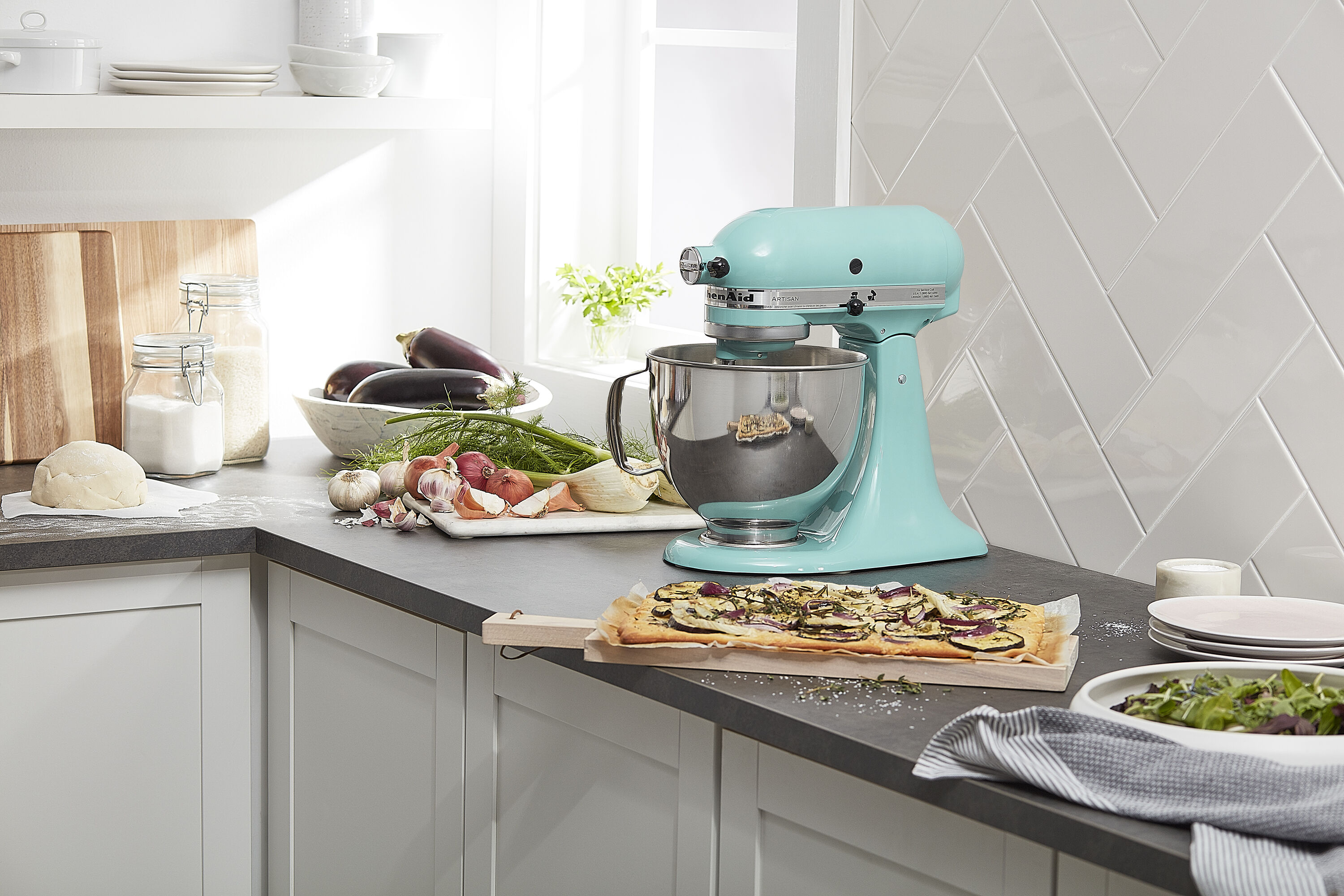 Batidora de pedestal inclinable KitchenAid Artisan Aqua Sky de 5 cuartos KSM150PSAQ