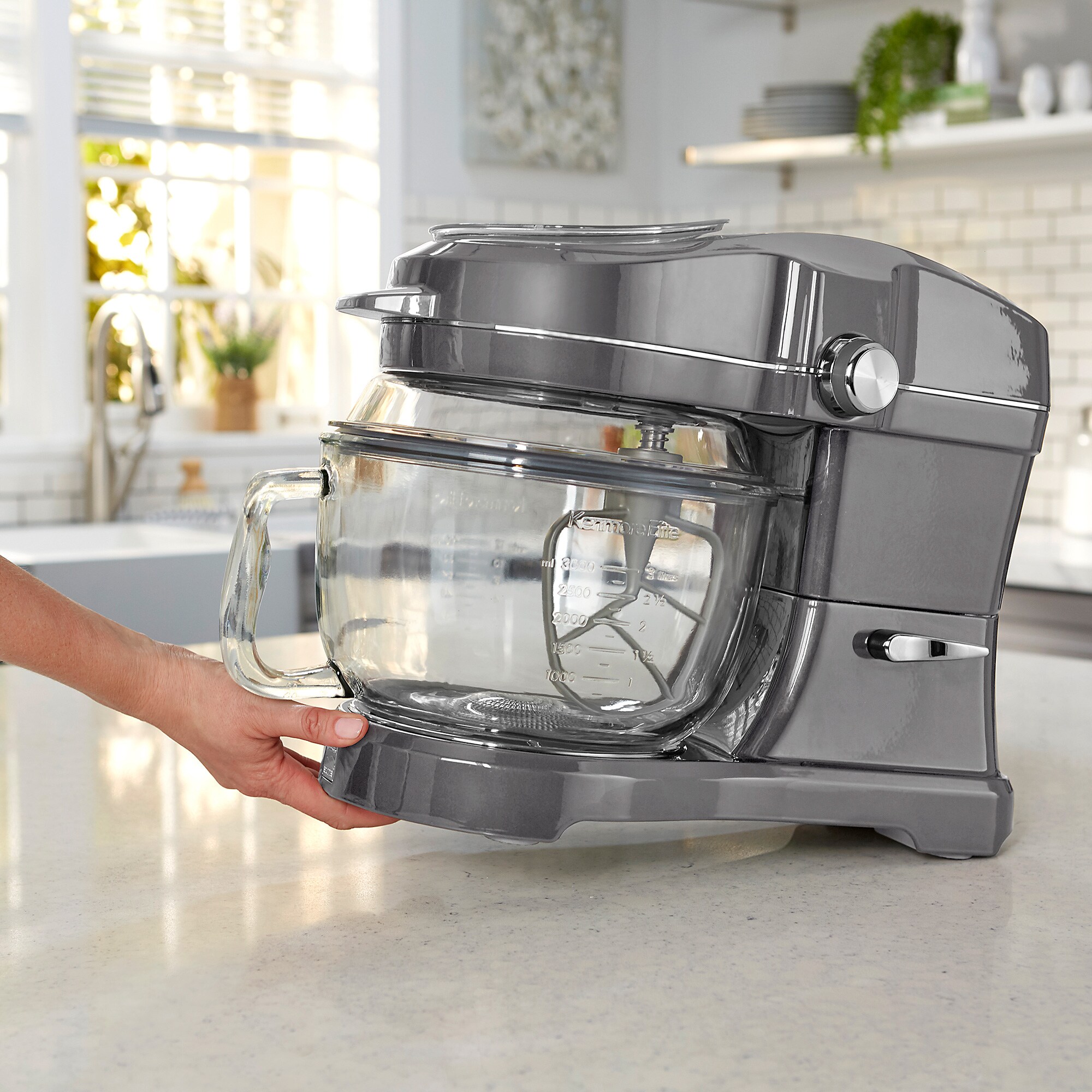 Batidora de pie inclinable Kenmore Elite Heavy-Duty de 500 vatios con vertido patentado desde arriba en Gris Ovation de 5 cuartos para uso comercial o residencial.