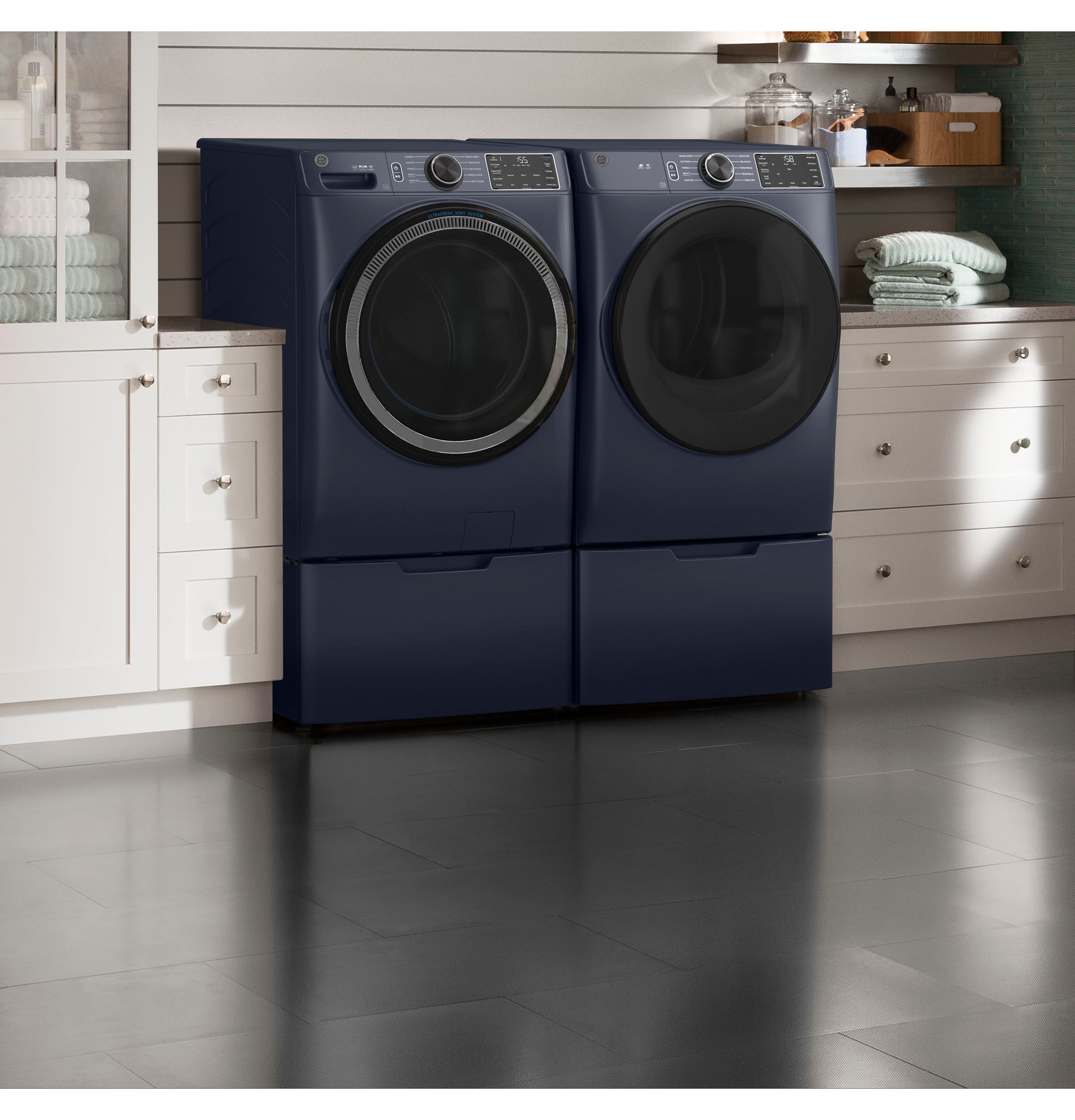 Lavadora frontal apilable inteligente GE UltraFresh Vent System de 4.8 pies cúbicos (azul zafiro) con certificación ENERGY STAR