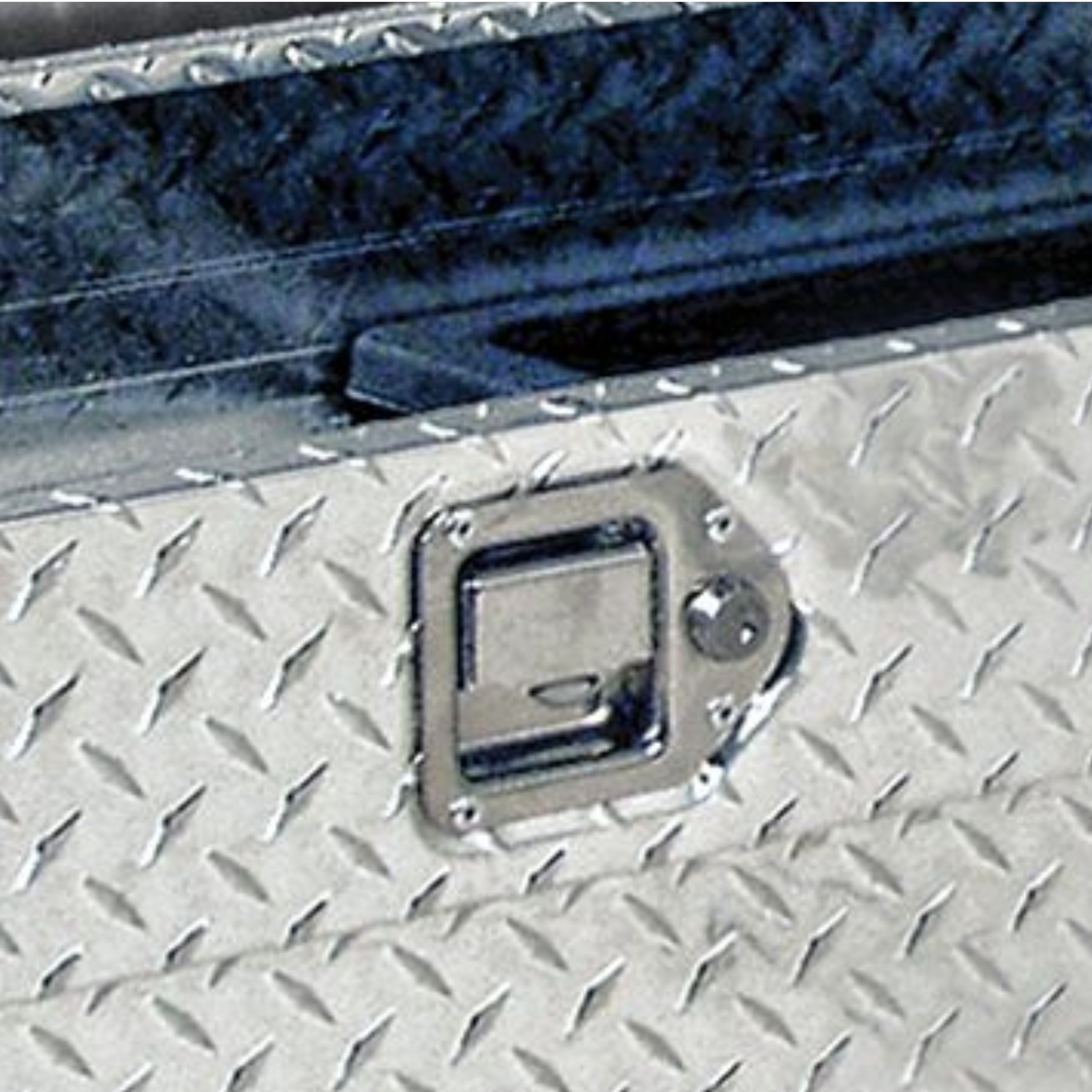 Caja de herramientas para camioneta de aluminio plateado Better Built de 71 pulgadas x 20 pulgadas x 13 pulgadas