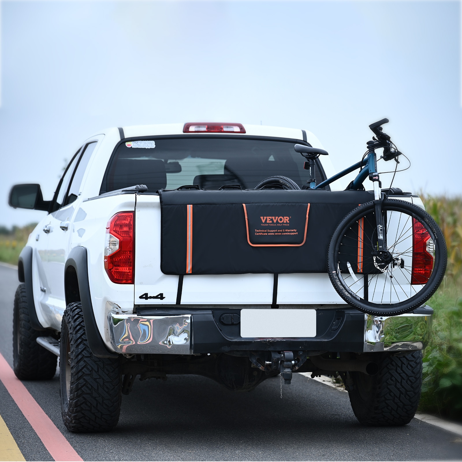 Cojín de Cola para Bicicletas VEVOR, Cojín para Cola de Camioneta de 53 pulgadas para Transportar 5 Bicicletas de Montaña, Cojín de Protección para Cola con Ranuras Mejoradas, Tirantes Reflectantes y Bolsillos para Herramientas, con Apertura para Cámara para Camionetas Medianas JQKWMD54INCHBNMSFV0
