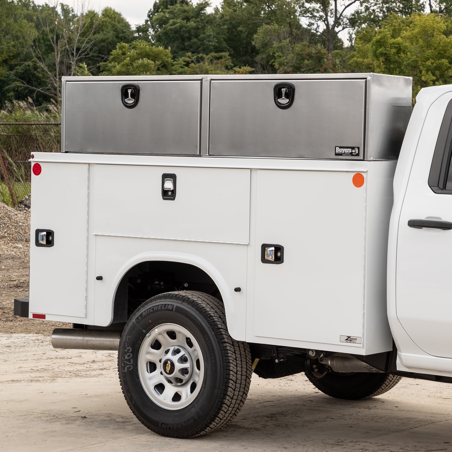 Caja de herramientas para camioneta de montaje superior de aluminio liso de 72 pulgadas x 16 pulgadas x 18 pulgadas de Buyers Products